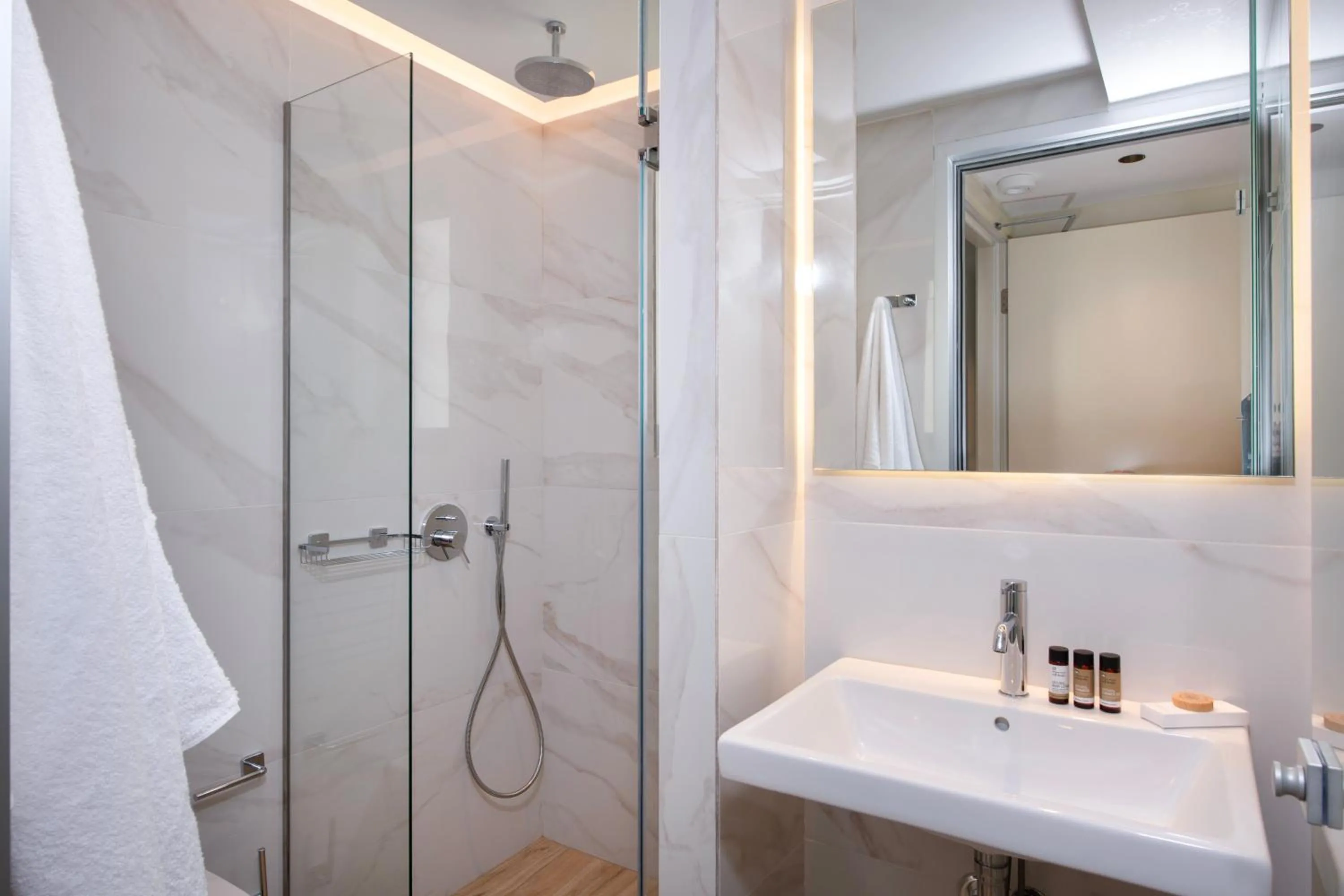 Shower in EdgeWater Beach Hotel