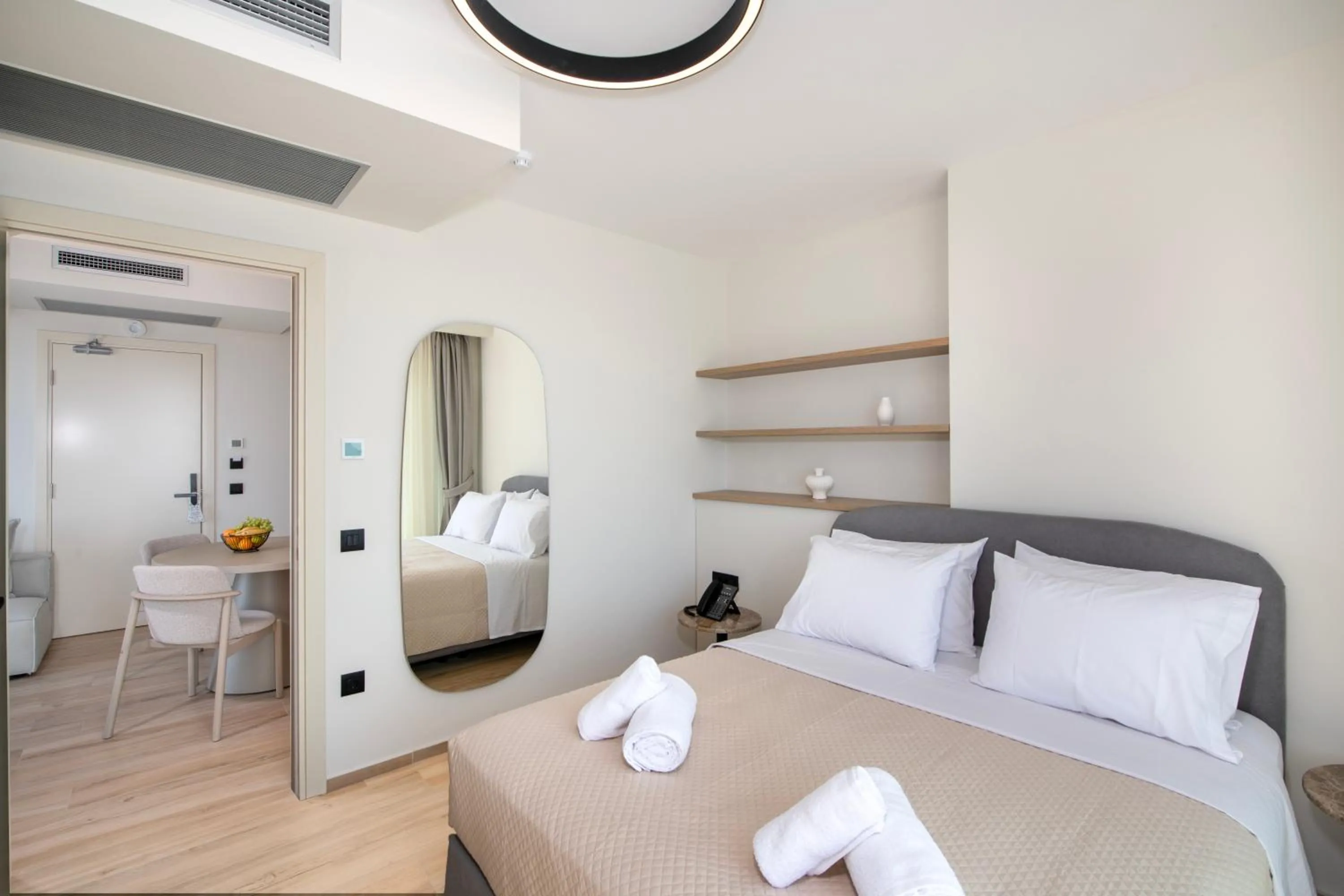 Bedroom, Bed in EdgeWater Beach Hotel