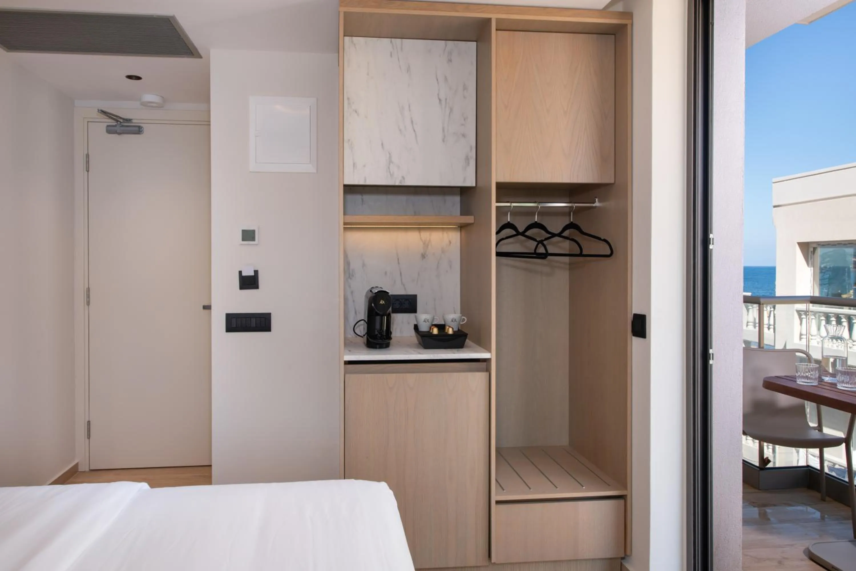 Coffee/tea facilities, Bed in EdgeWater Beach Hotel