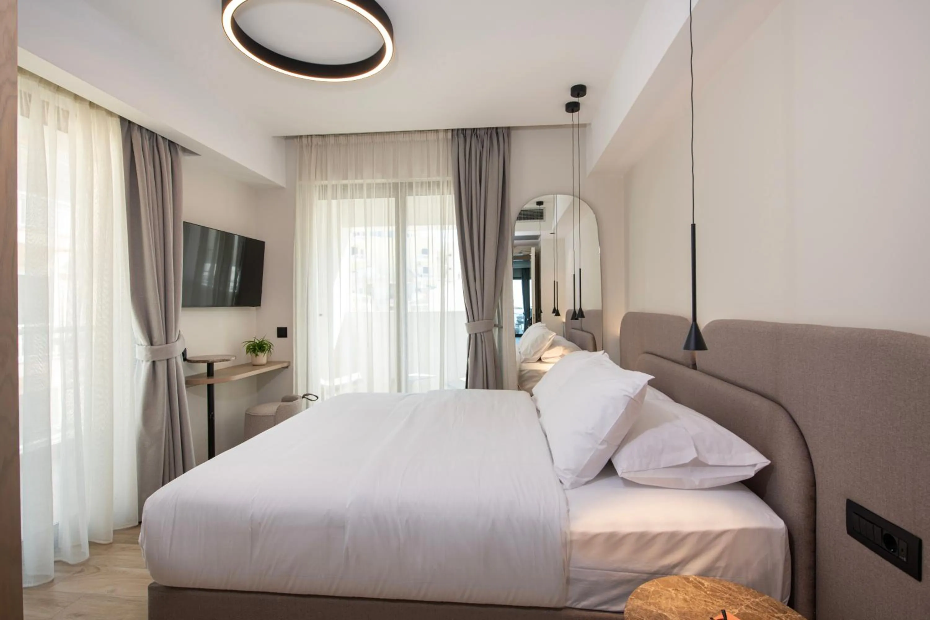 TV and multimedia, Bed in EdgeWater Beach Hotel