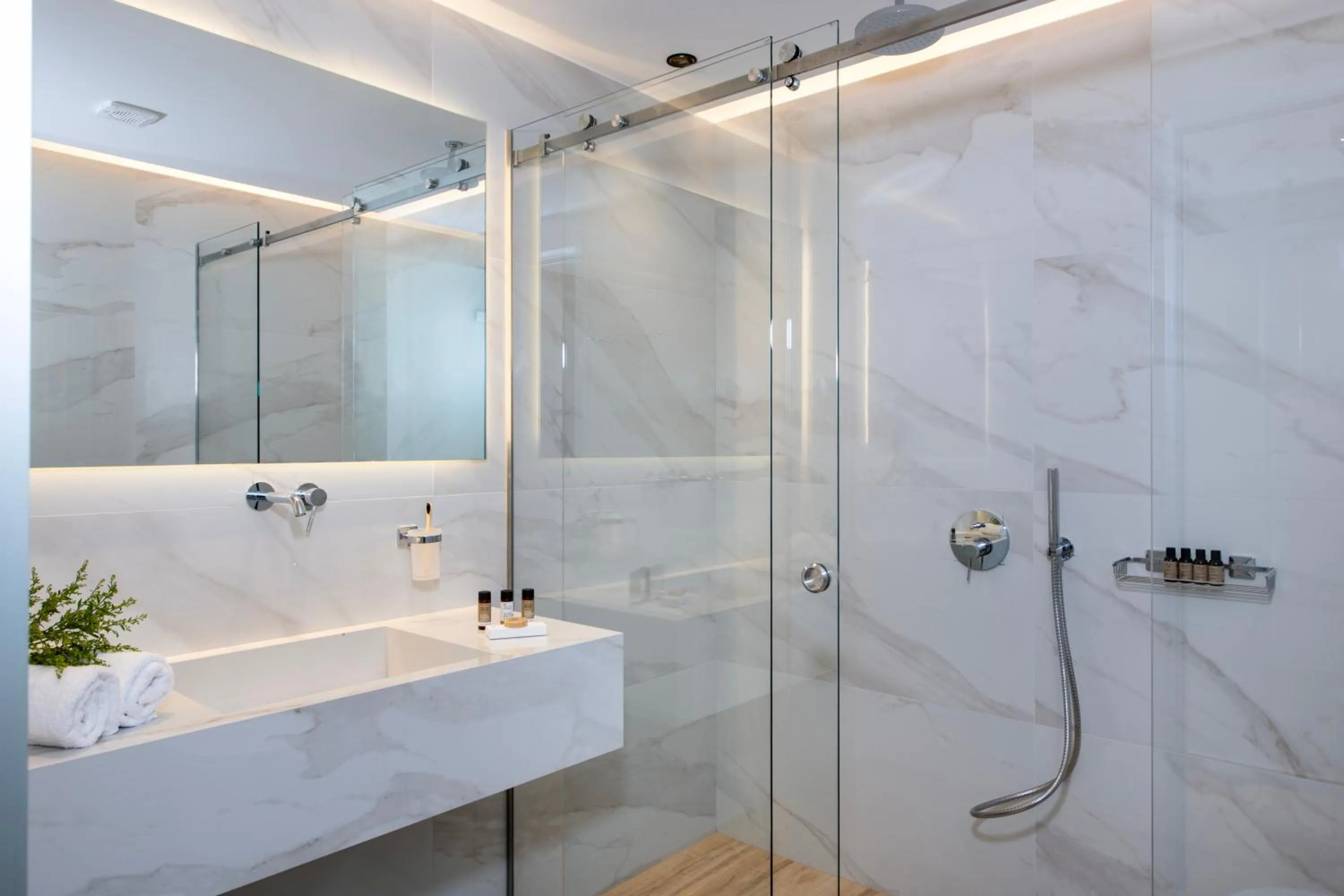 Shower in EdgeWater Beach Hotel