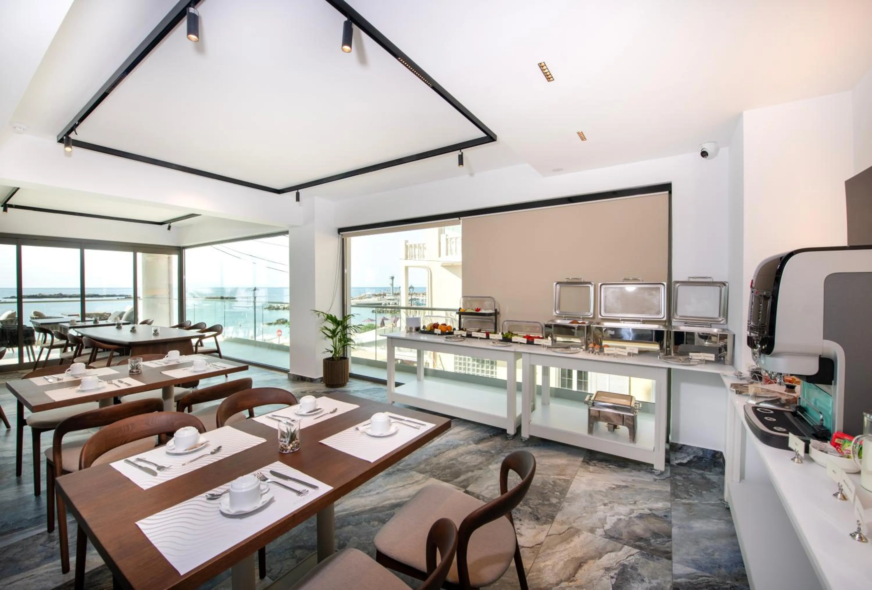 Restaurant/places to eat in EdgeWater Beach Hotel