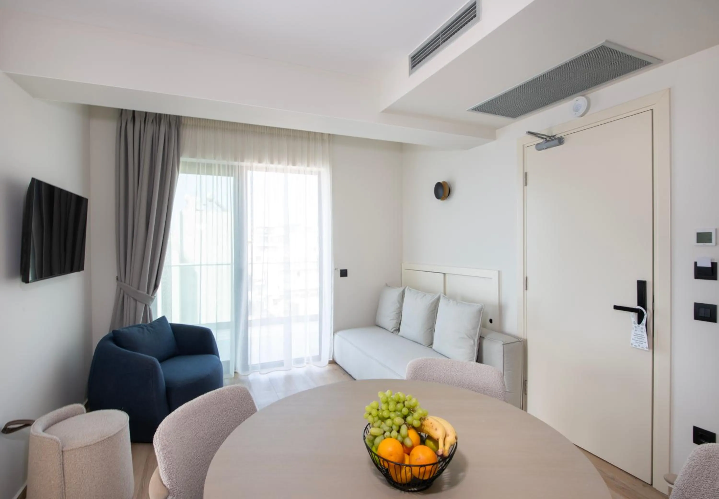 Living room in EdgeWater Beach Hotel