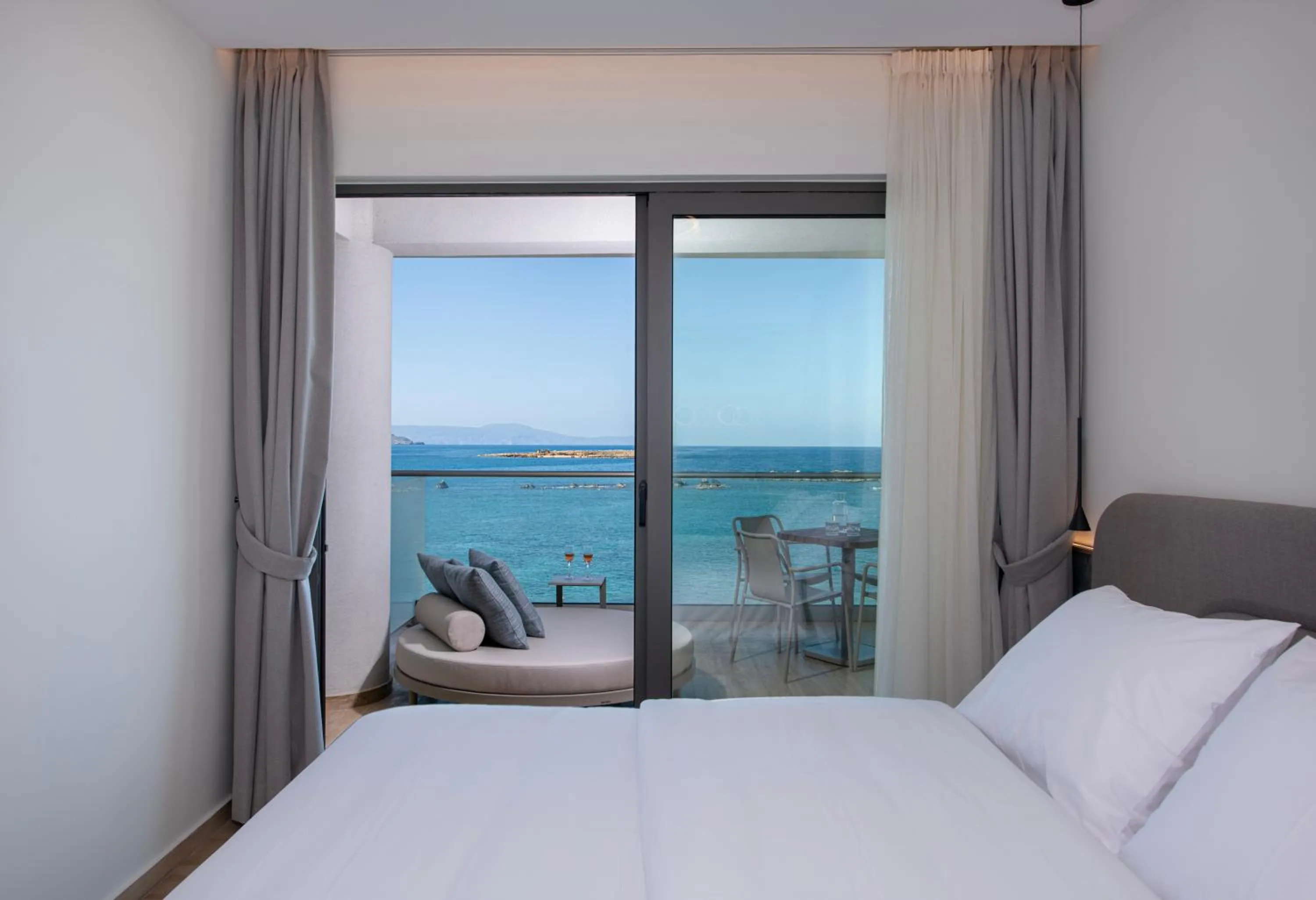 View (from property/room), Bed in EdgeWater Beach Hotel