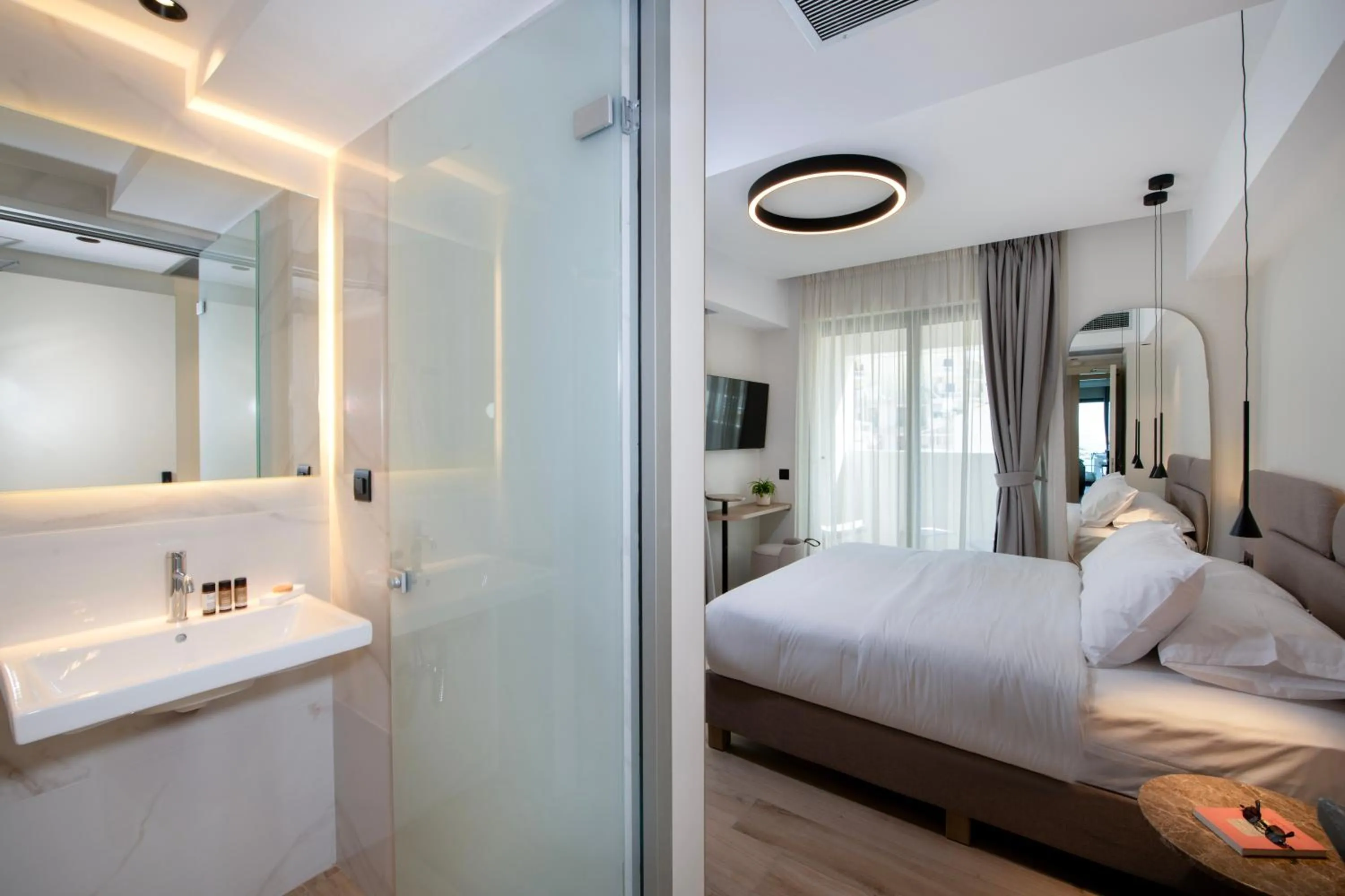 Bedroom, Bed in EdgeWater Beach Hotel