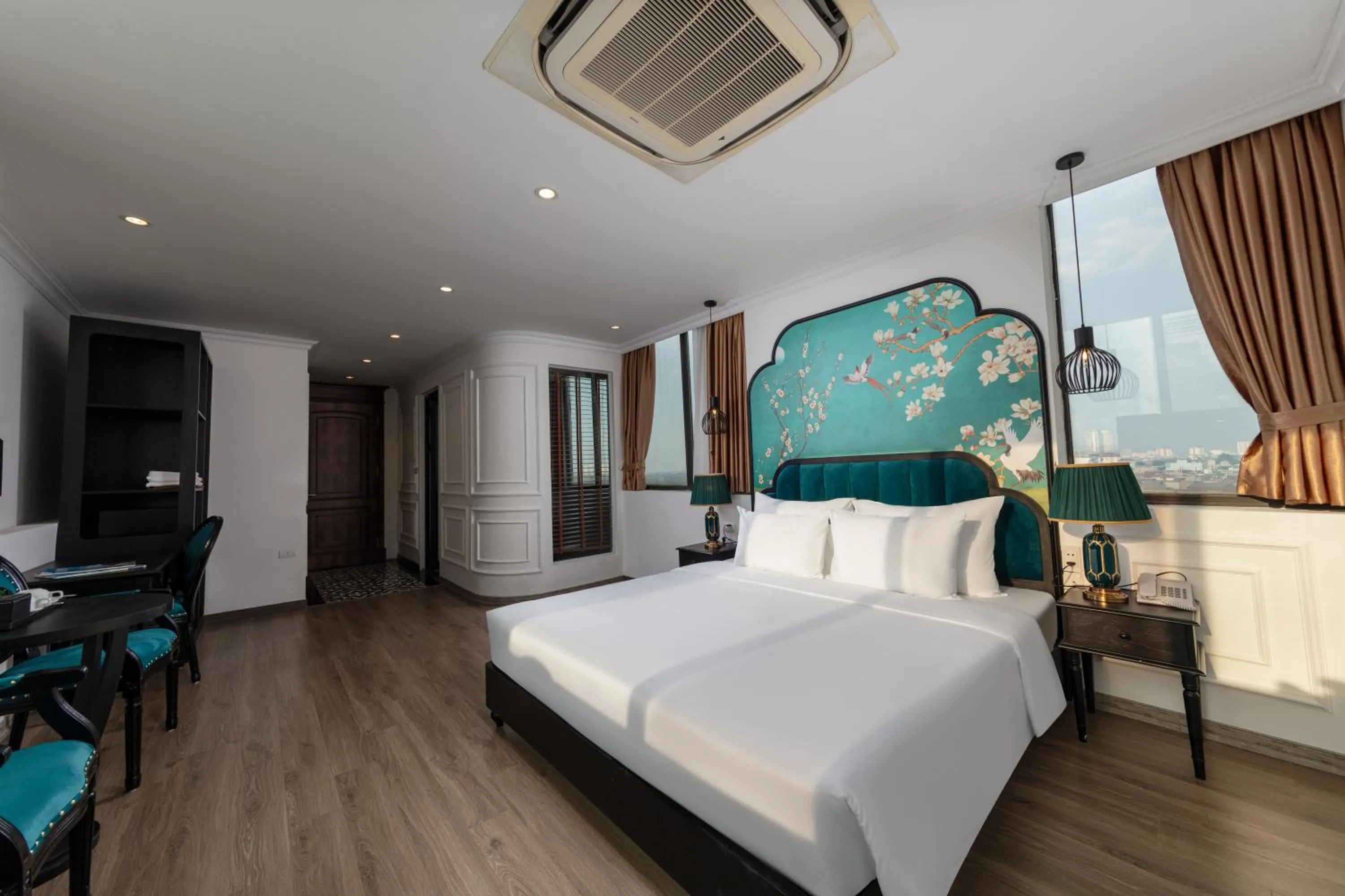 Bed in Azen Lakeside Hotel & Travel