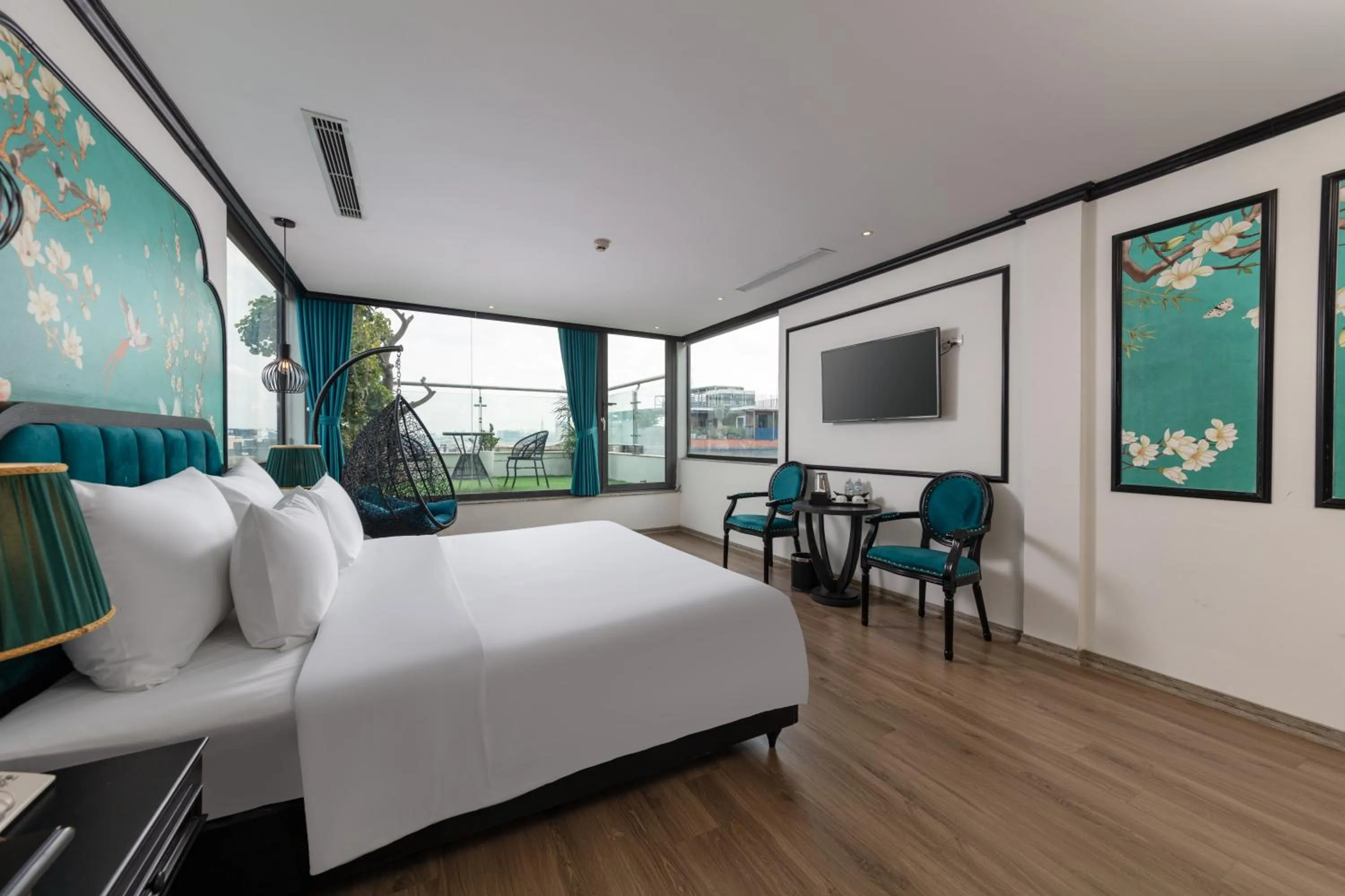 Bed in Azen Lakeside Hotel & Travel