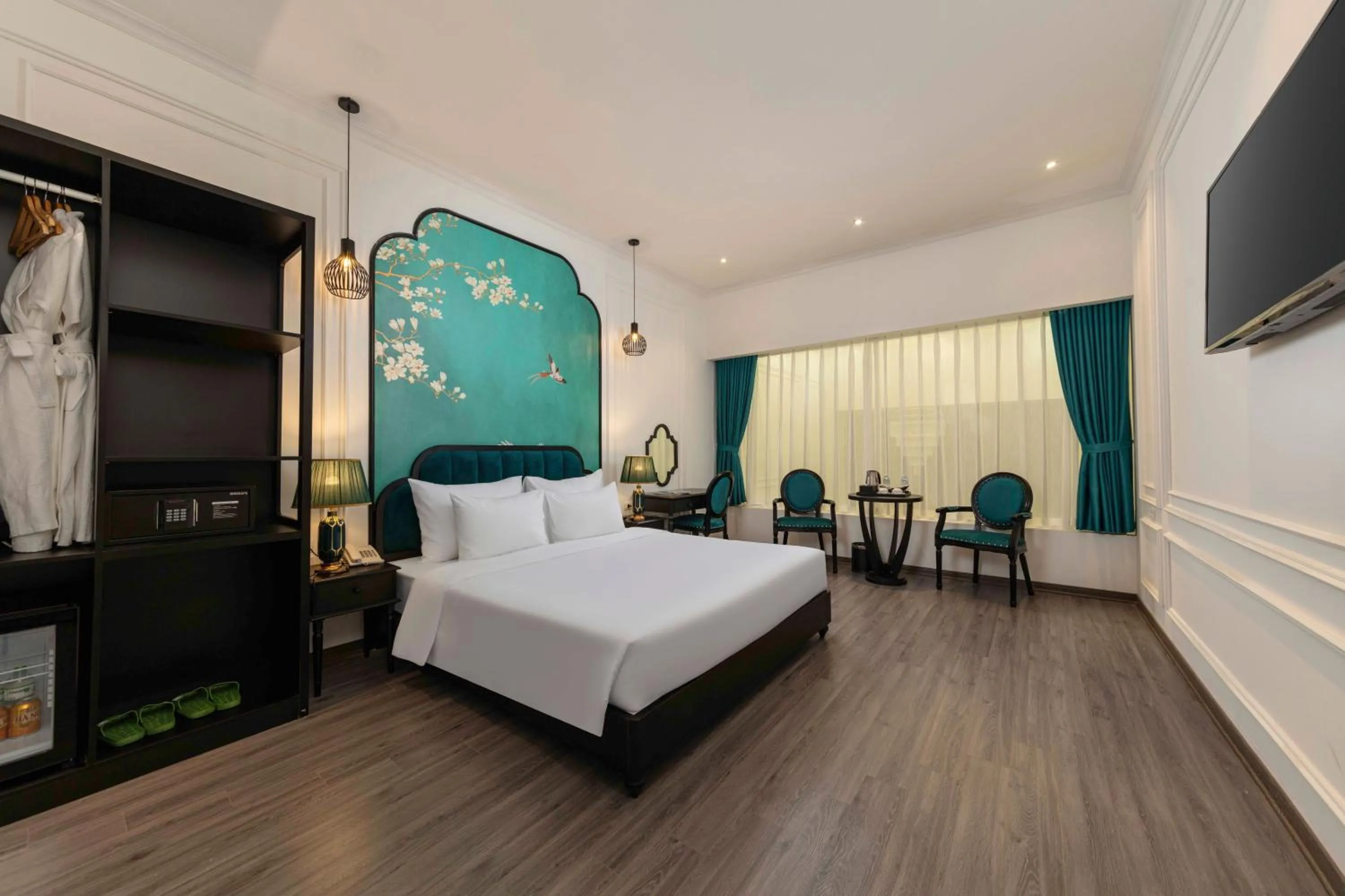 Bed in Azen Lakeside Hotel & Travel