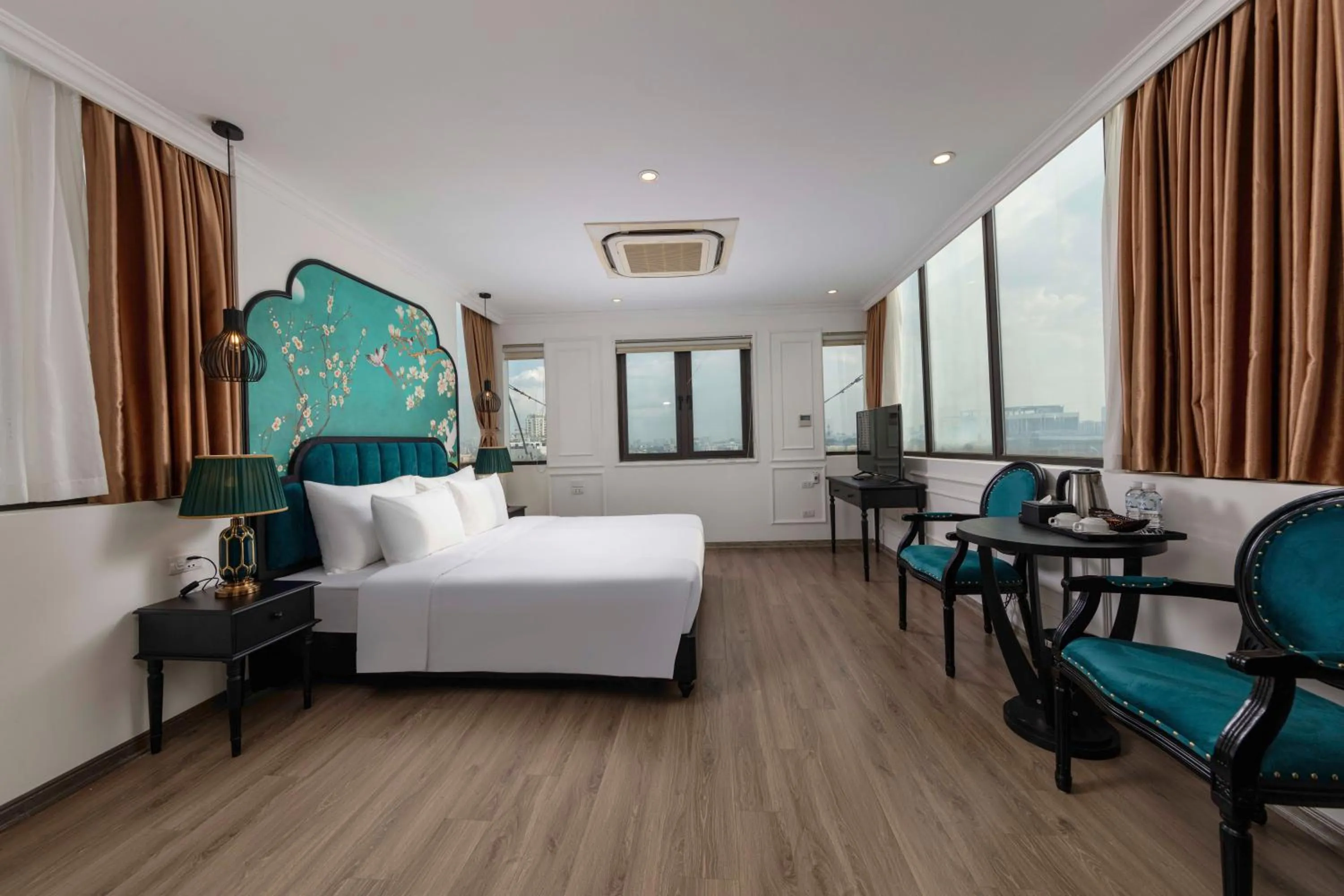 Bed in Azen Lakeside Hotel & Travel