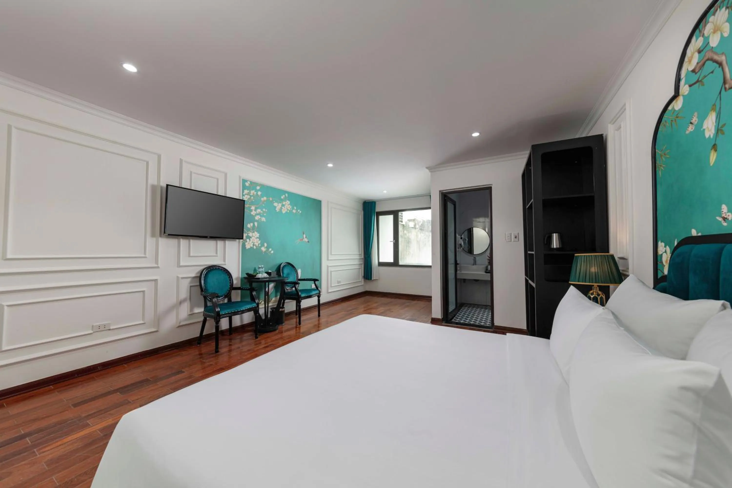 Bed in Azen Lakeside Hotel & Travel