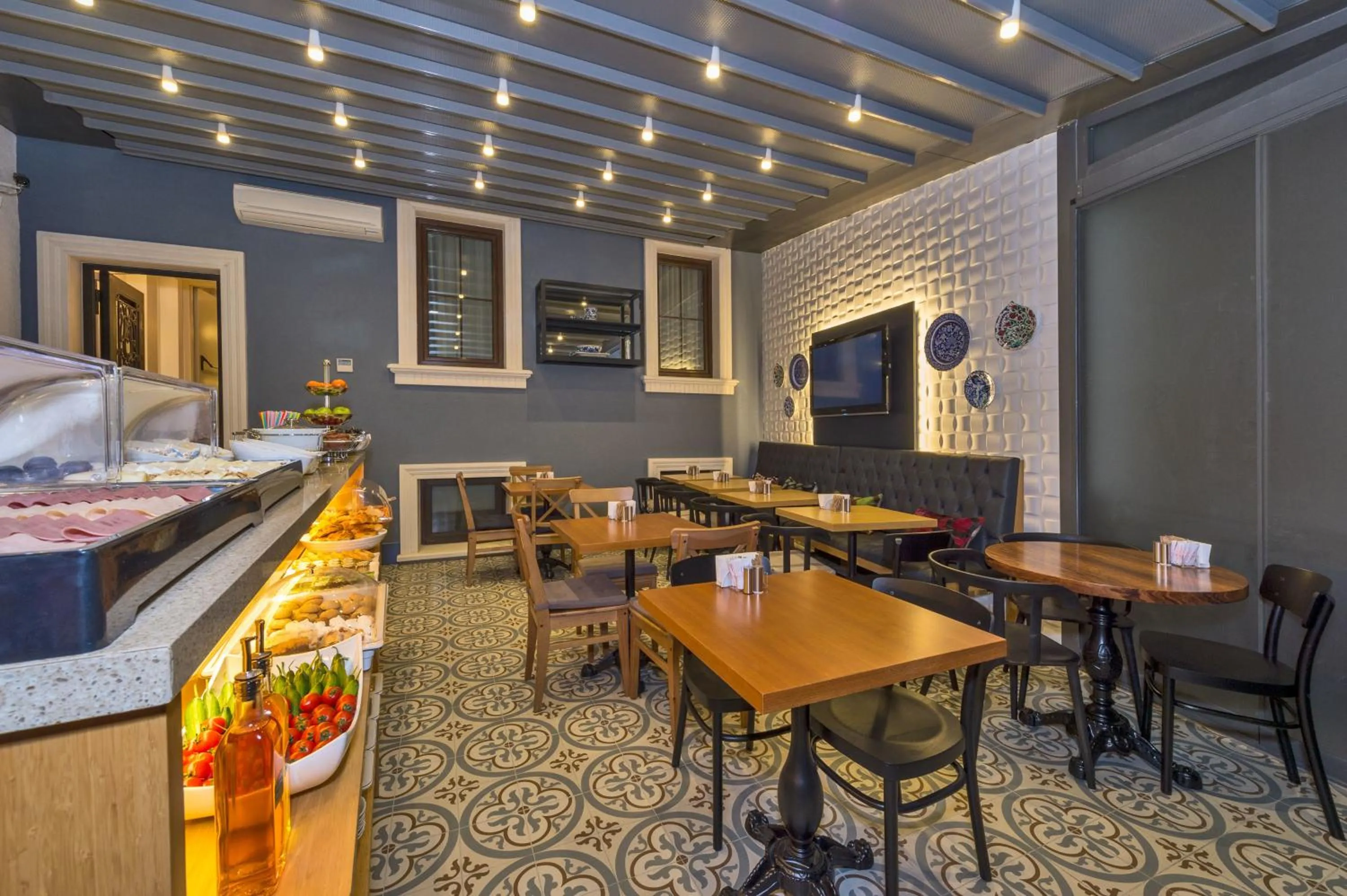 Restaurant/places to eat in Four Doors Hotel