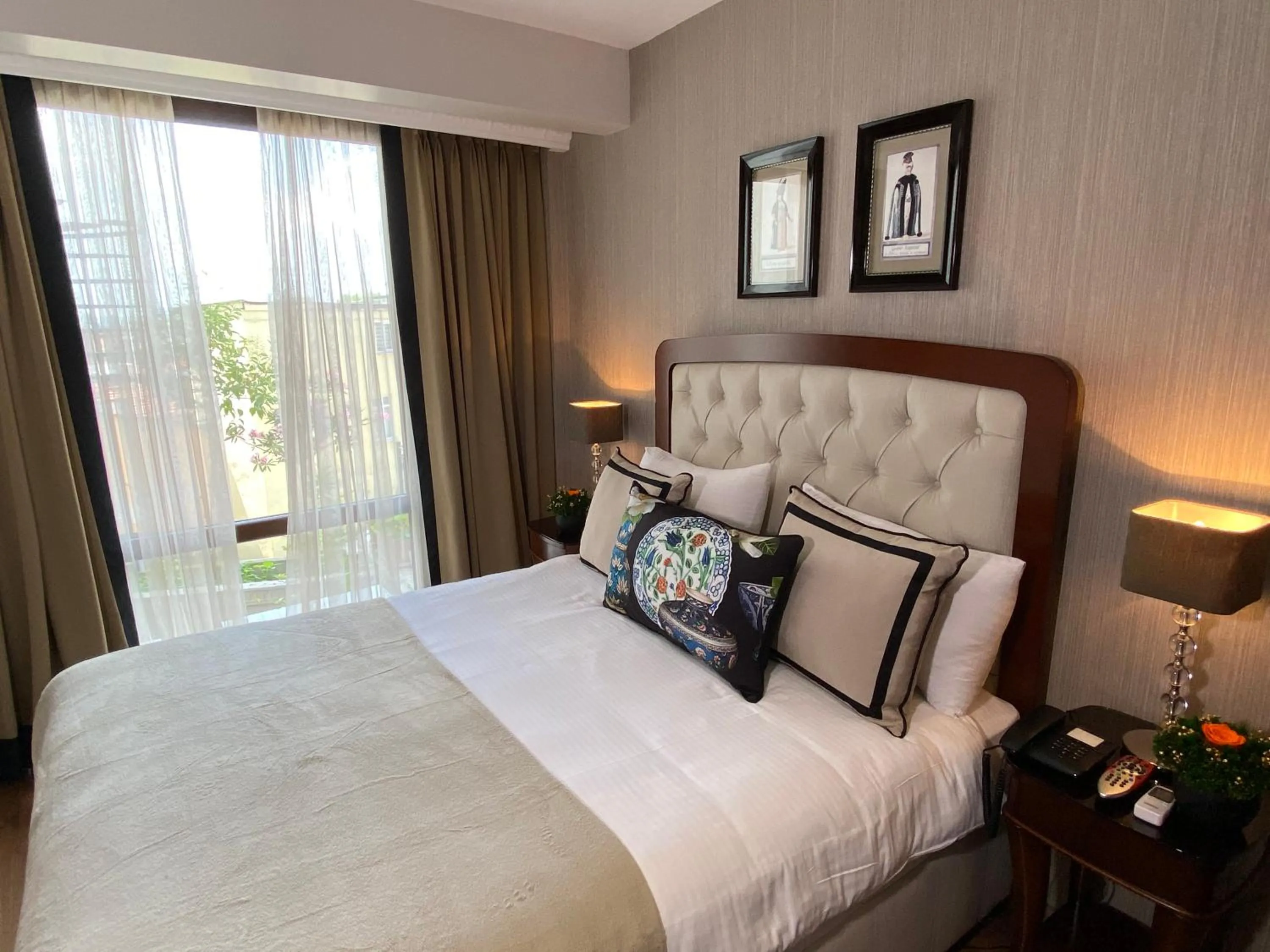 Nearby landmark, Bed in Four Doors Hotel