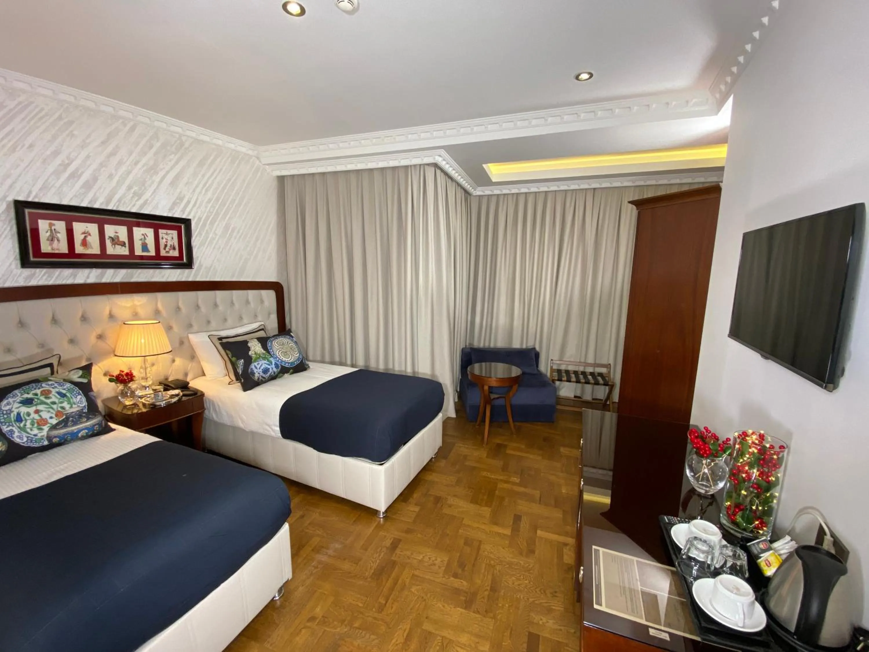 Photo of the whole room, Bed in Four Doors Hotel