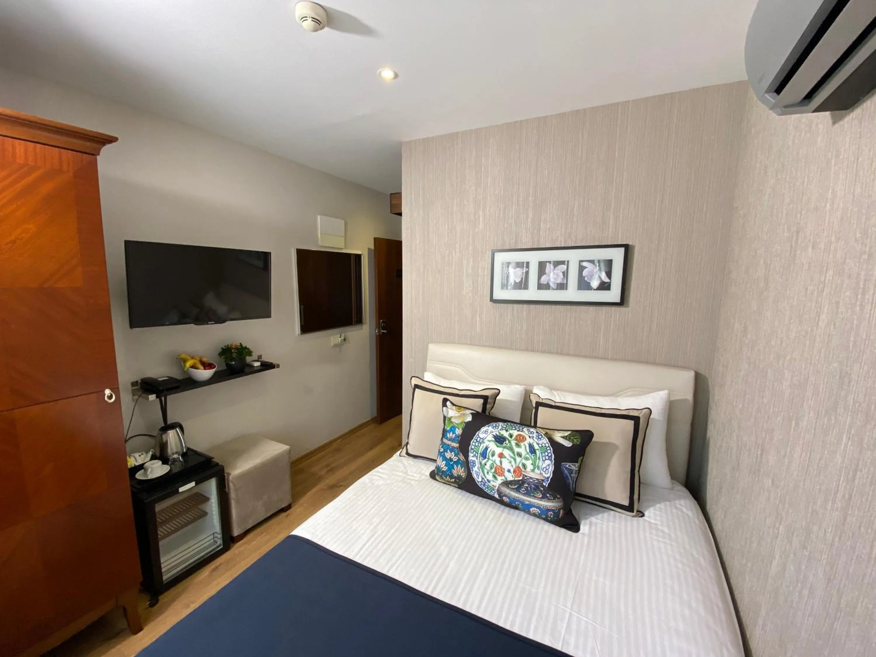 TV and multimedia, Bed in Four Doors Hotel