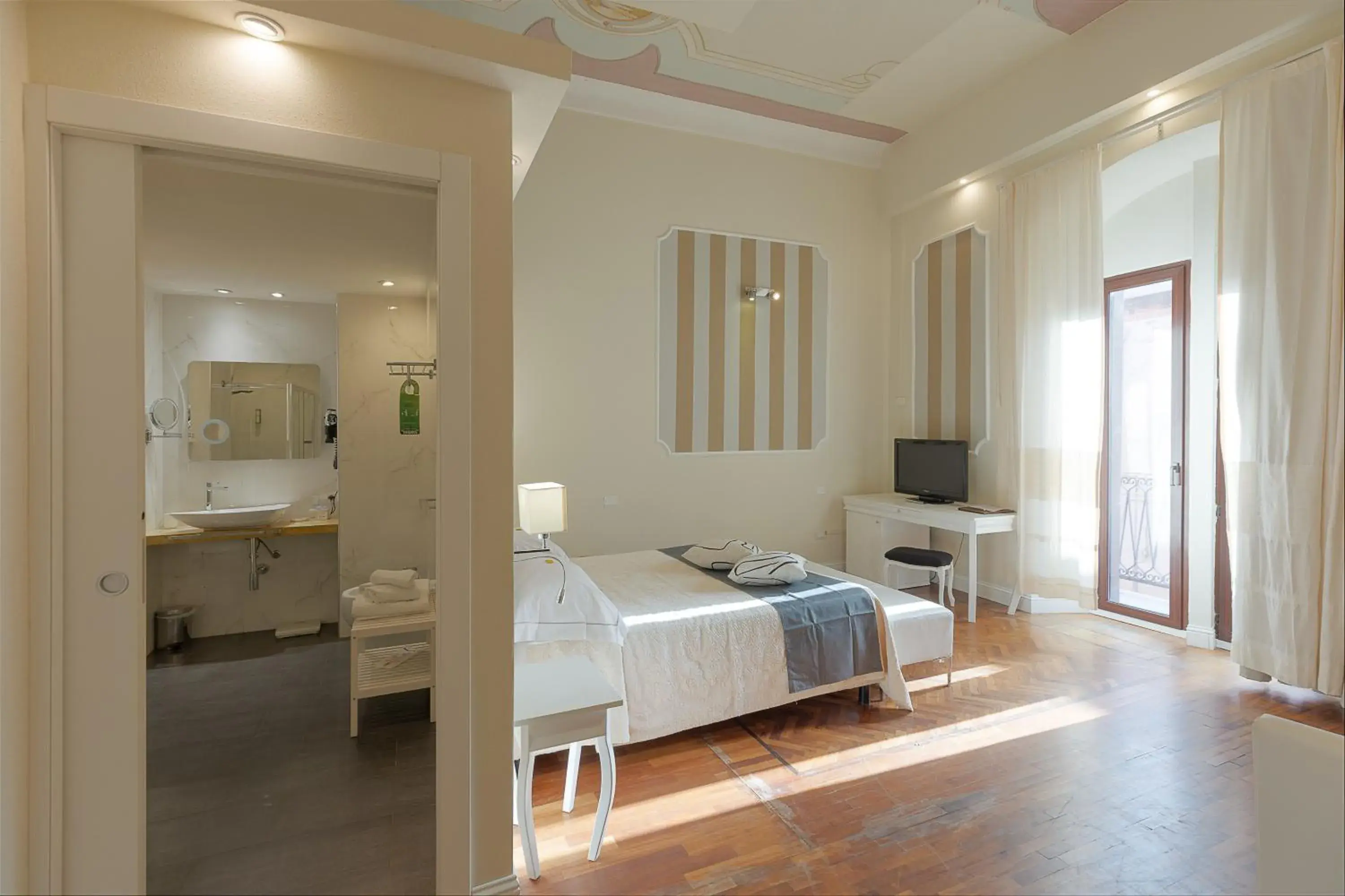 Junior Suite with Balcony in Palazzo Pischedda Junior Suite with Balcony in Palazzo Pischedda