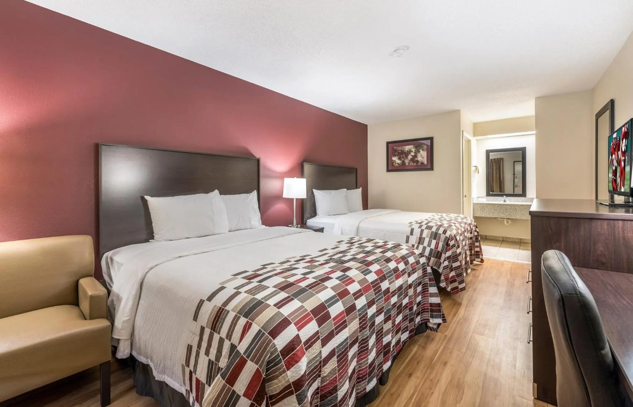 Photo of the whole room, Bed in Red Roof Inn Indianapolis - Castleton