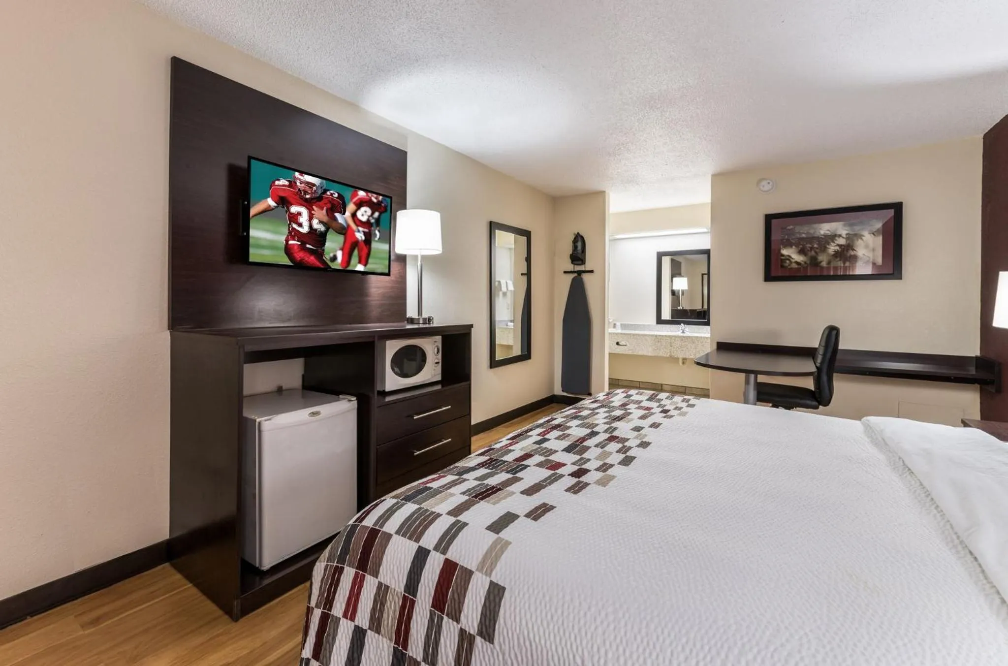 Photo of the whole room, Bed in Red Roof Inn Indianapolis - Castleton
