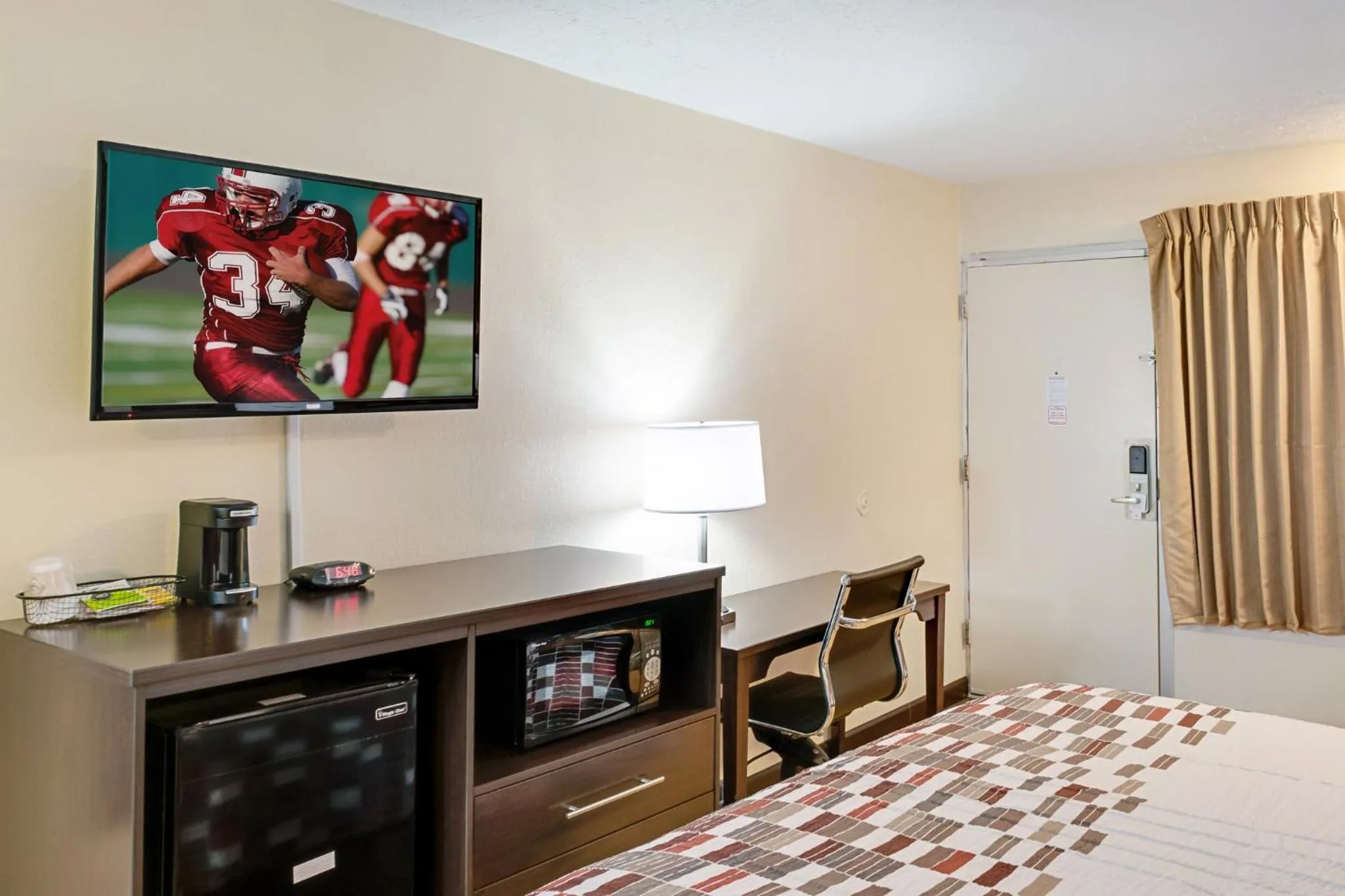 Photo of the whole room, Bed in Red Roof Inn Indianapolis - Castleton