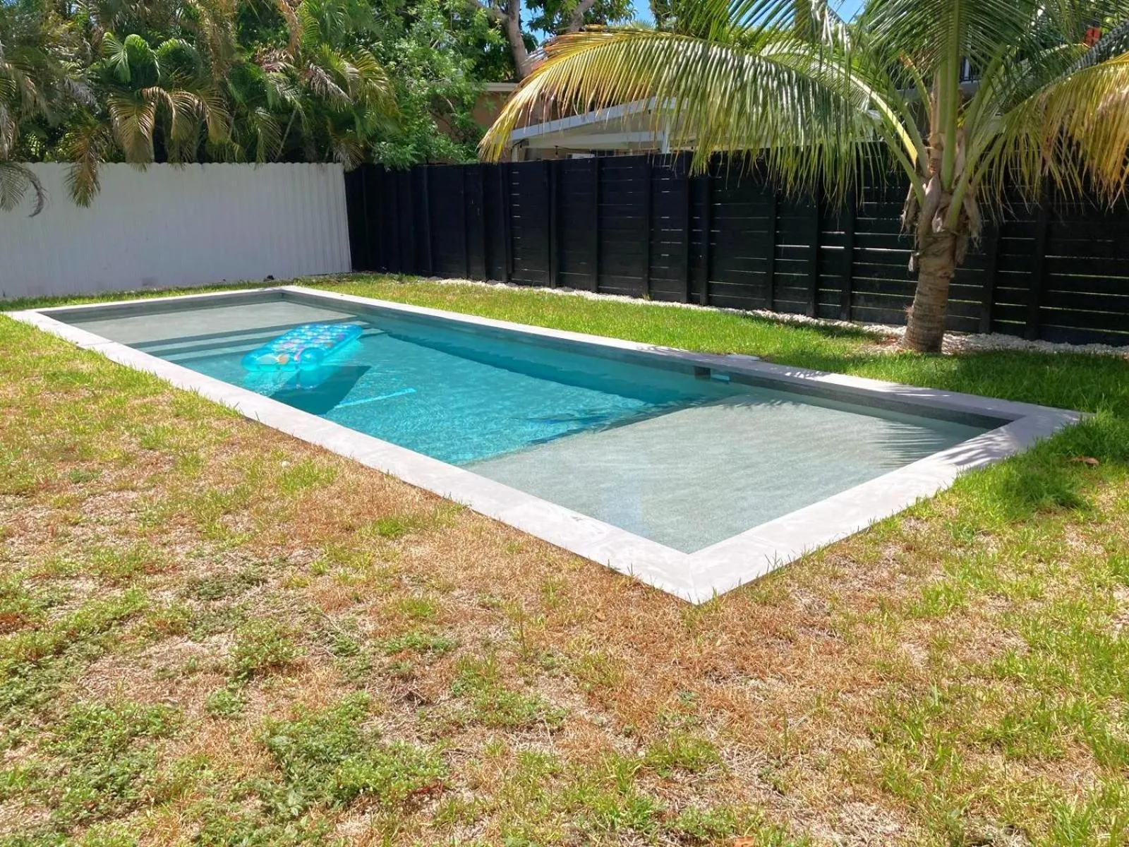 Swimming pool in Wynwood Bungalows By Renzzi