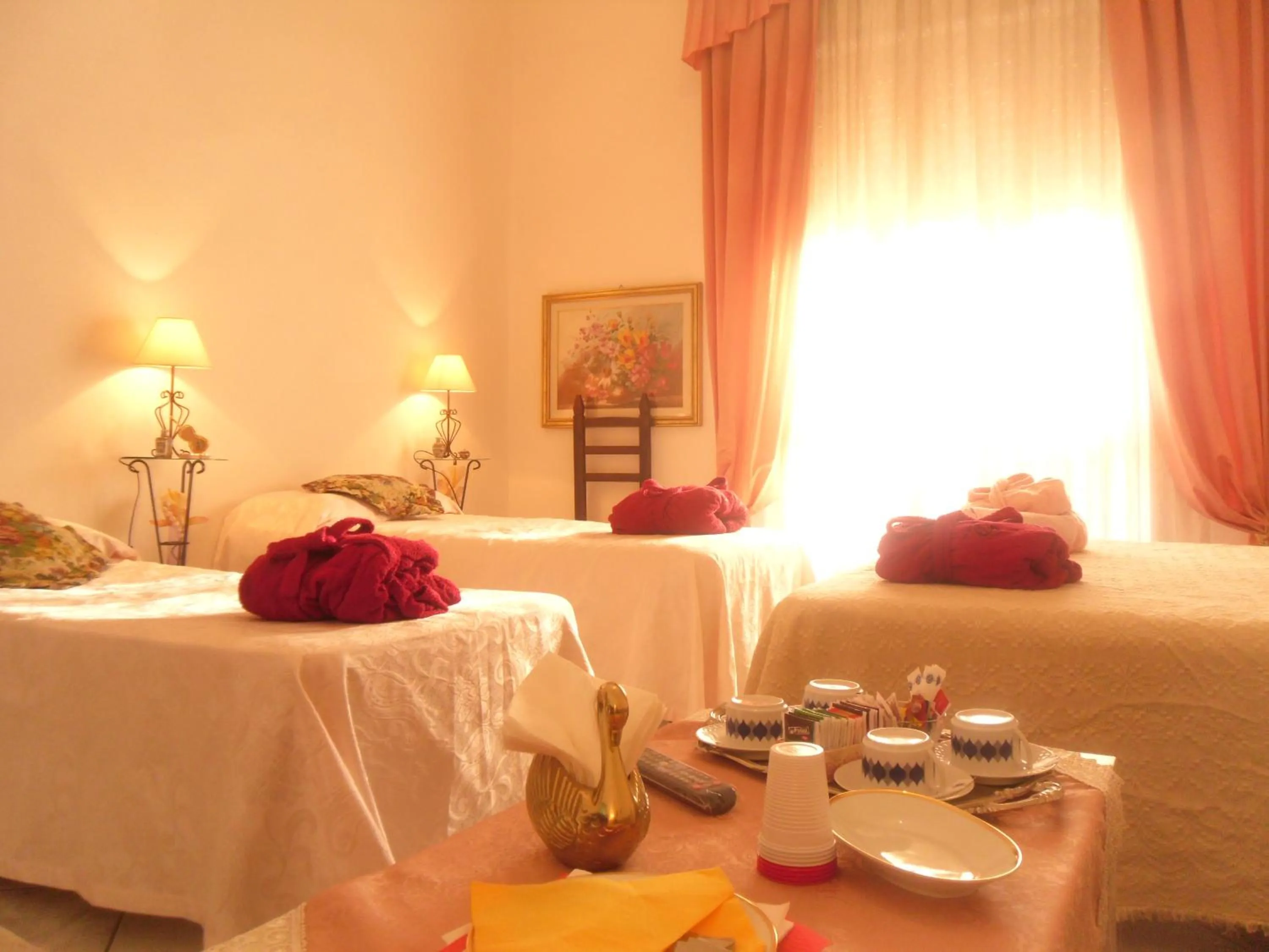 Buffet breakfast, Bed in ITALIA GUESTHOUSe