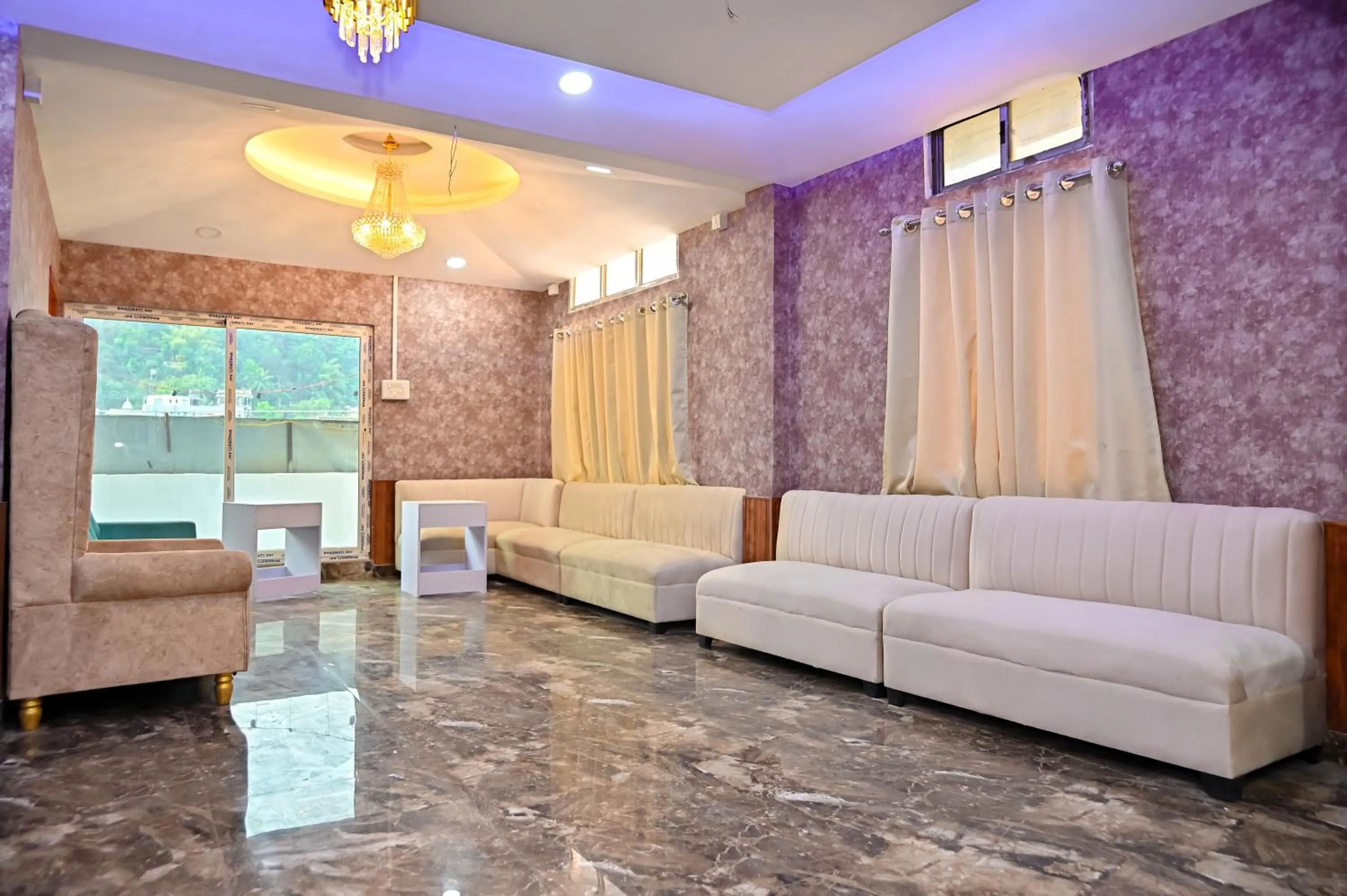 Seating area in Holiday Inn Guest House Near Nemcare Hospital