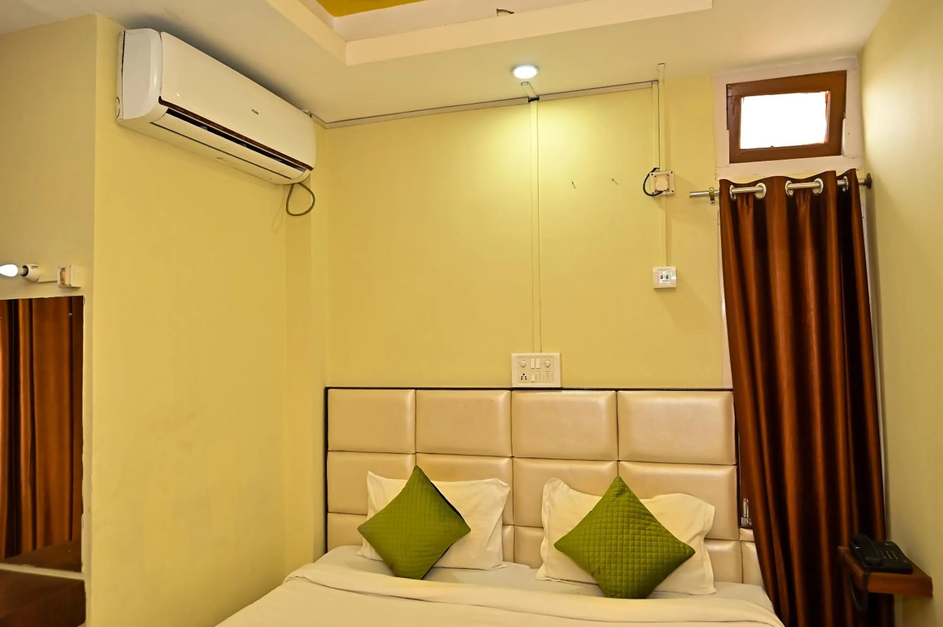 Bed in Holiday Inn Guest House Near Nemcare Hospital