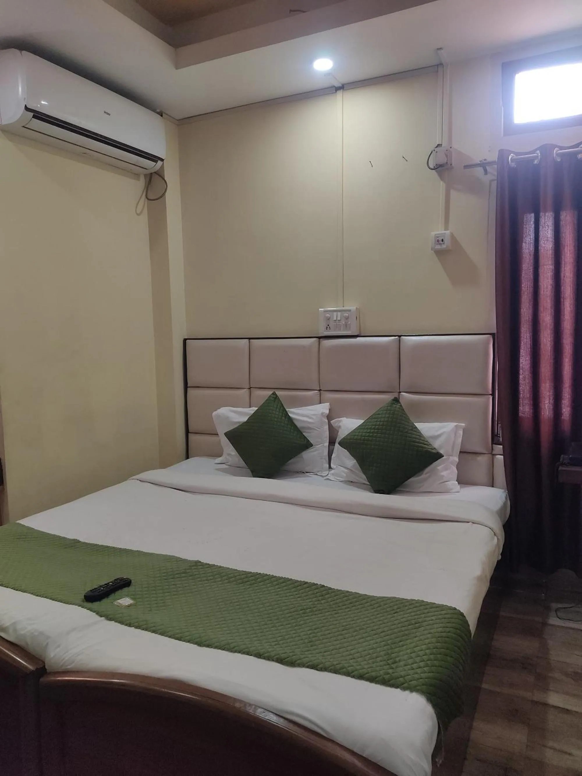 Bed in Holiday Inn Guest House Near Nemcare Hospital