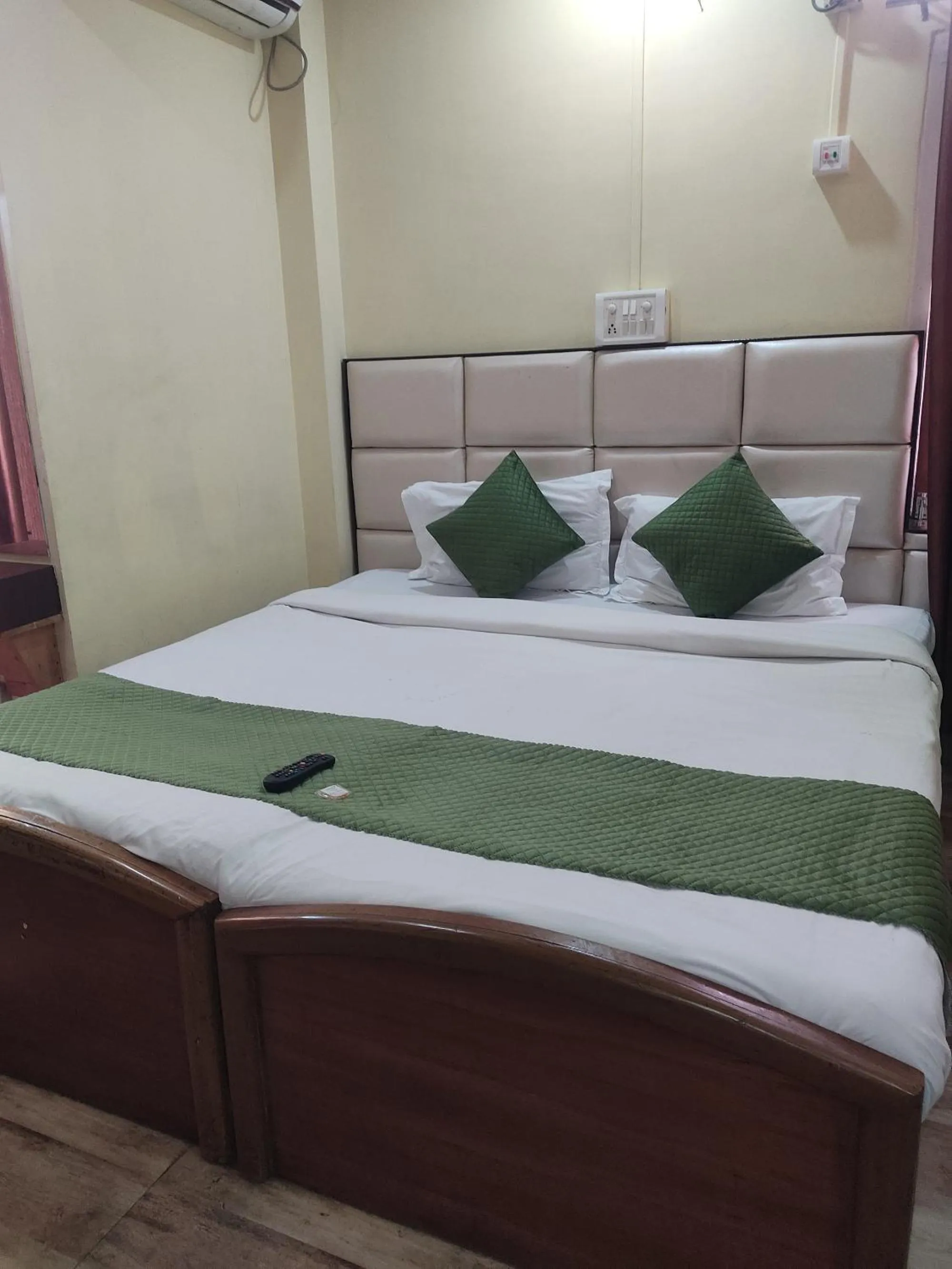 Bed in Holiday Inn Guest House Near Nemcare Hospital