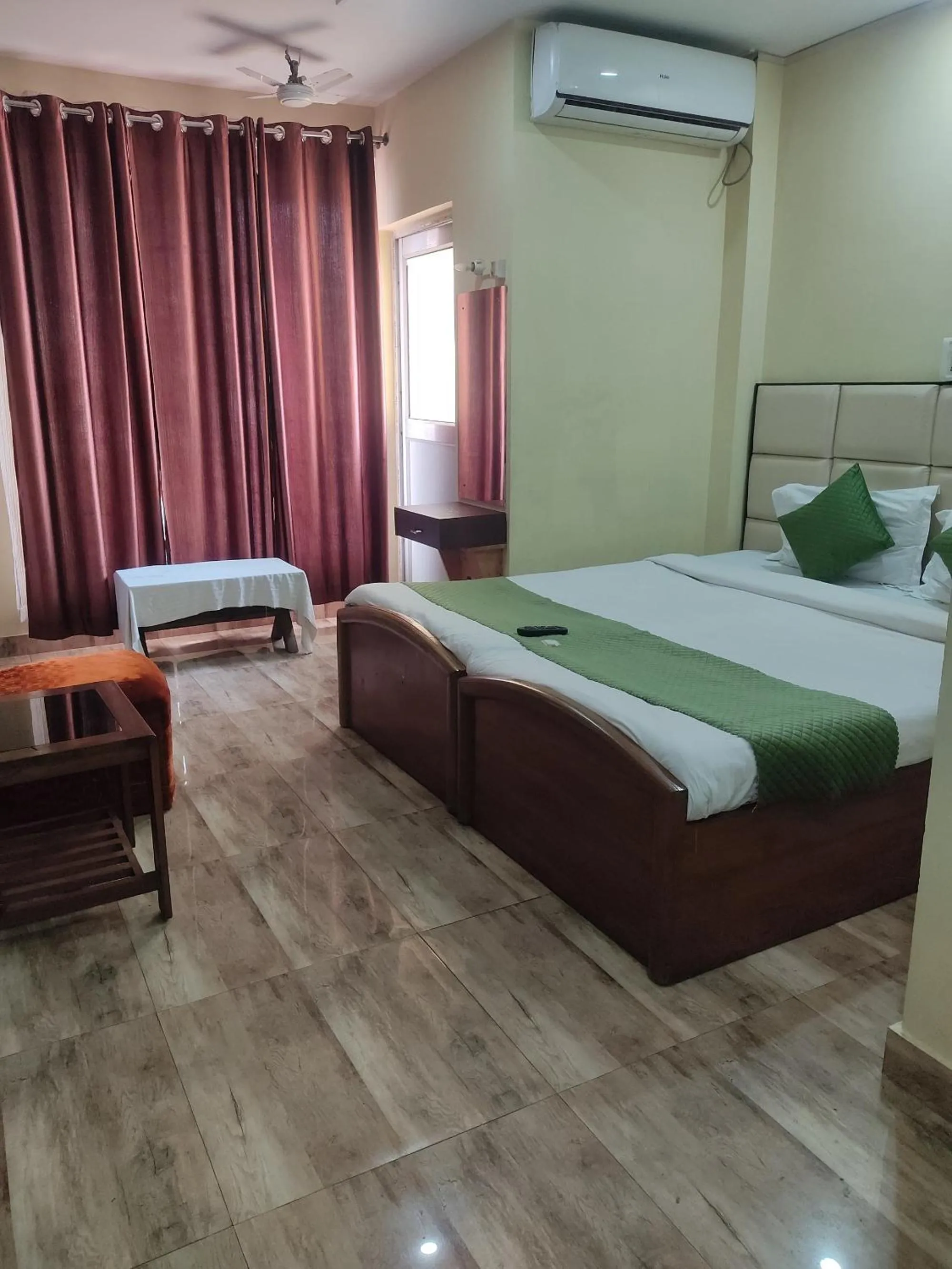 Bed in Holiday Inn Guest House Near Nemcare Hospital