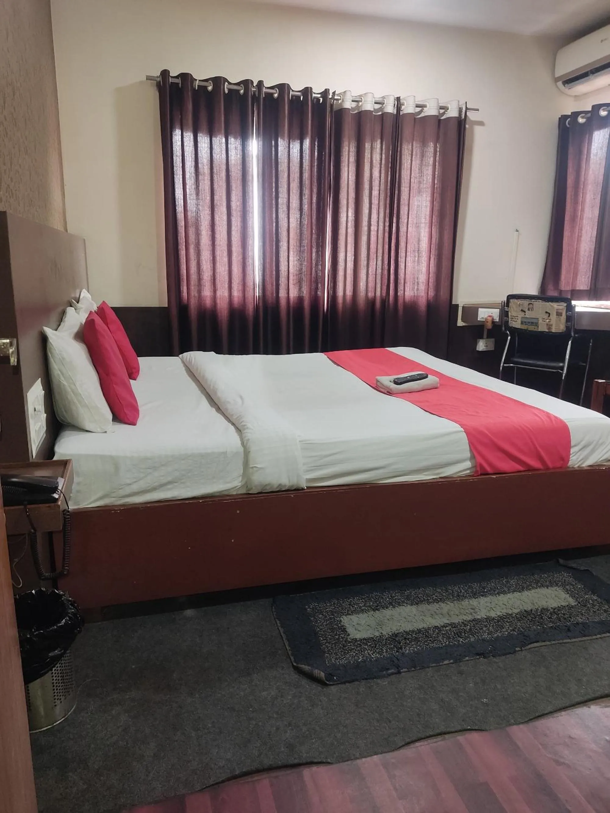 Bed in Holiday Inn Guest House Near Nemcare Hospital