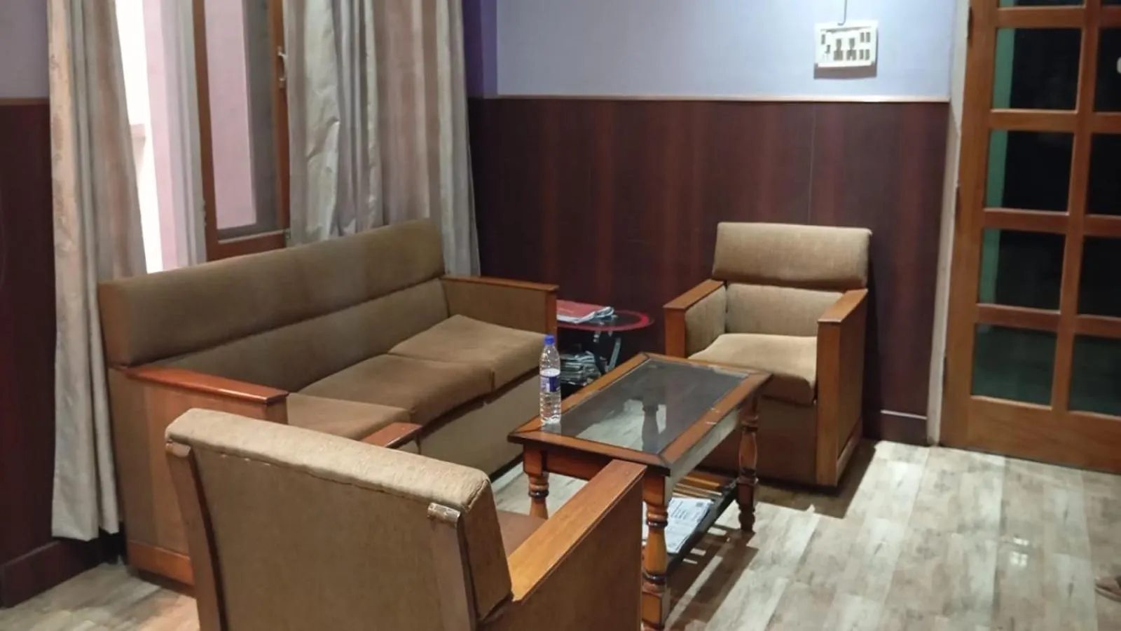 Seating area in Holiday Inn Guest House Near Nemcare Hospital