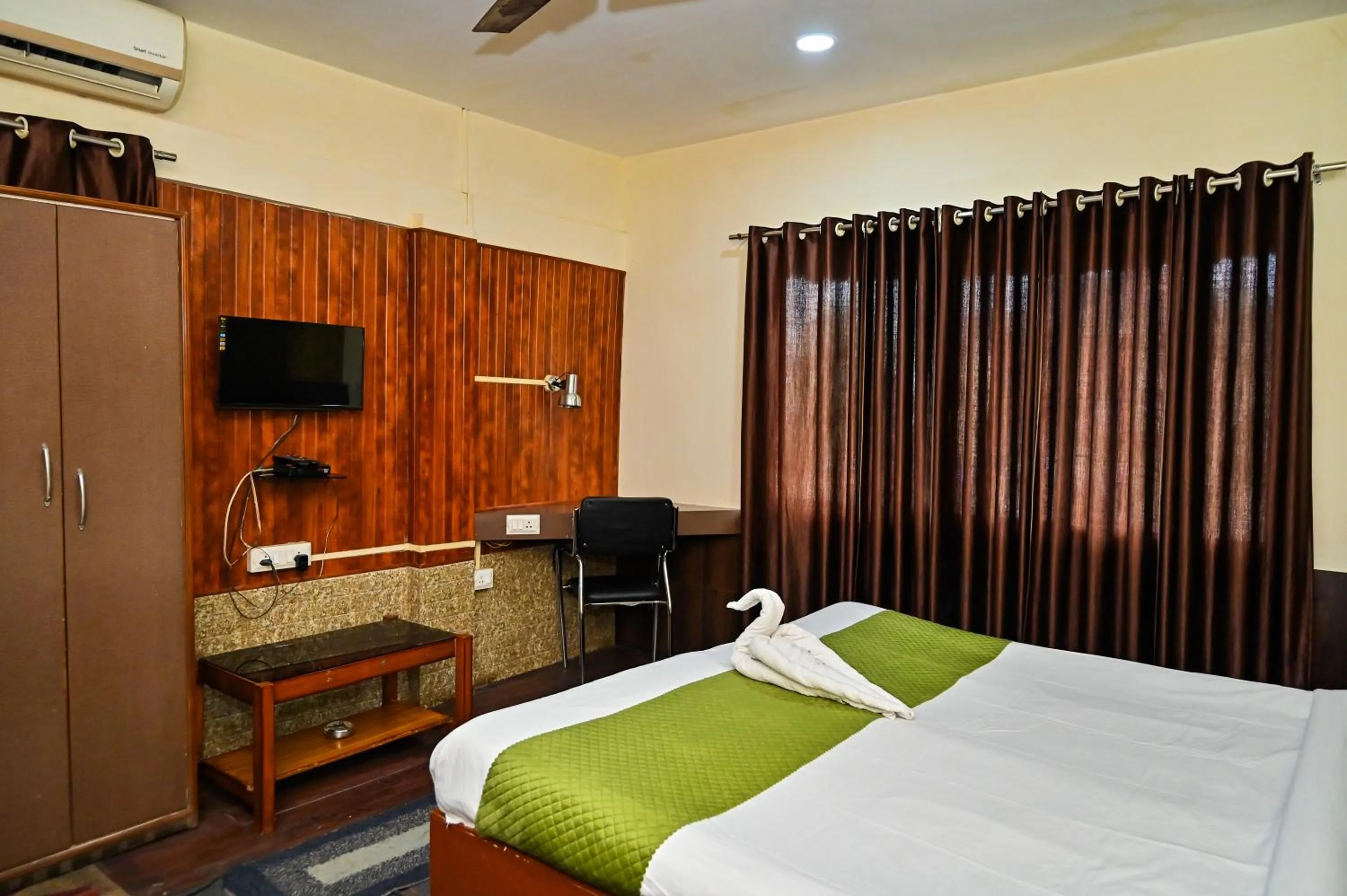 Bed in Holiday Inn Guest House Near Nemcare Hospital