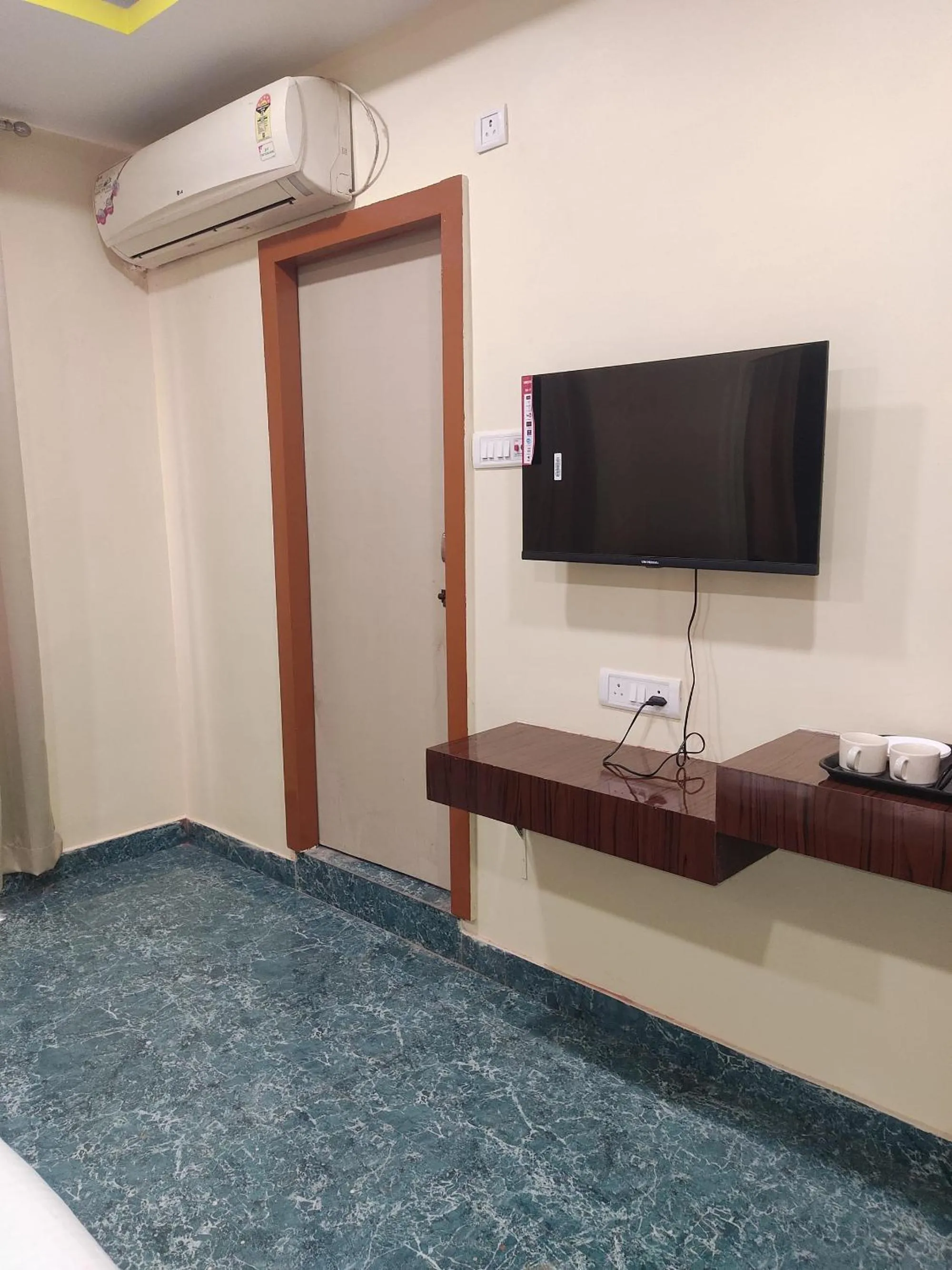 Bed in Holiday Inn Guest House Near Nemcare Hospital