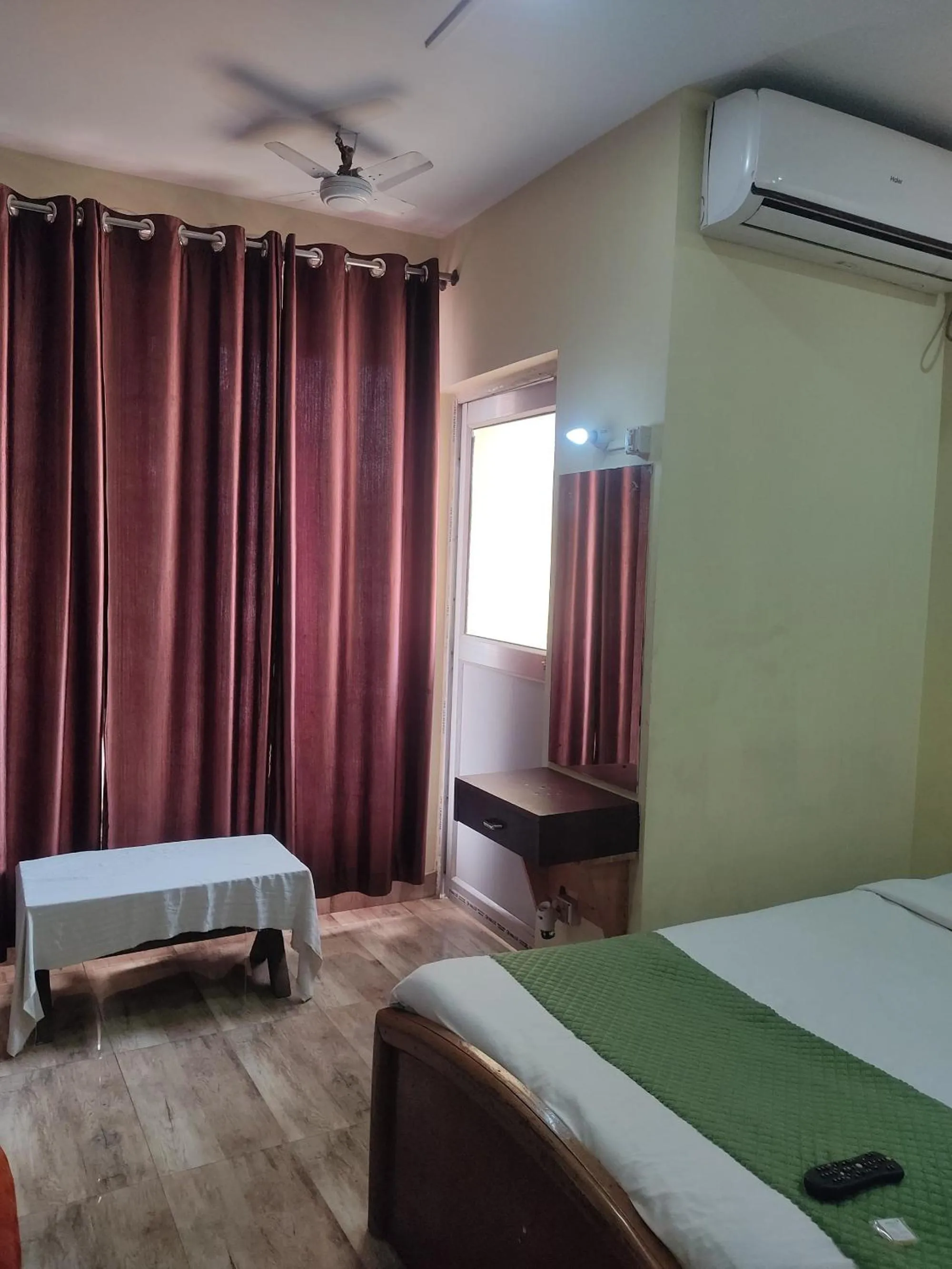 Bed in Holiday Inn Guest House Near Nemcare Hospital