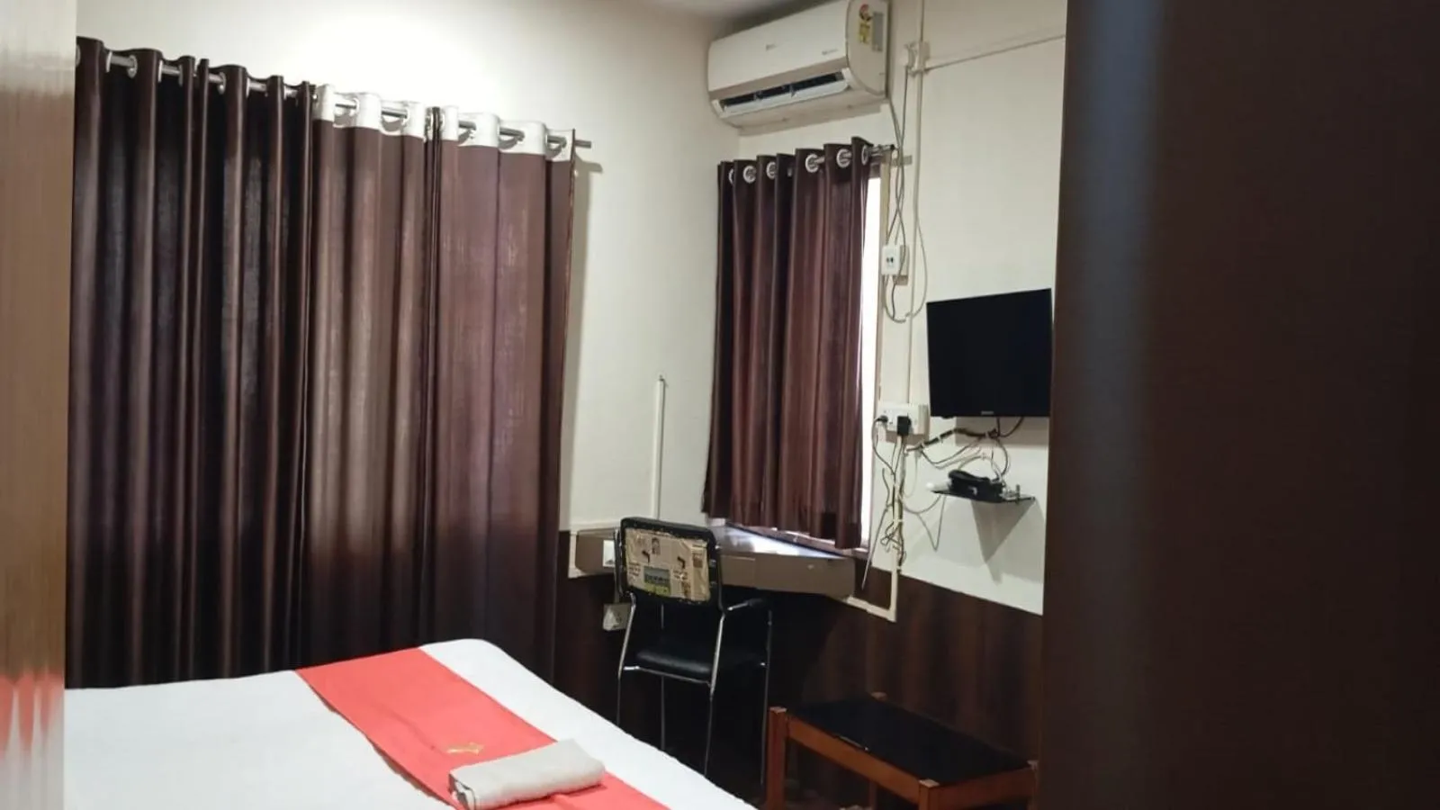 Bed in Holiday Inn Guest House Near Nemcare Hospital