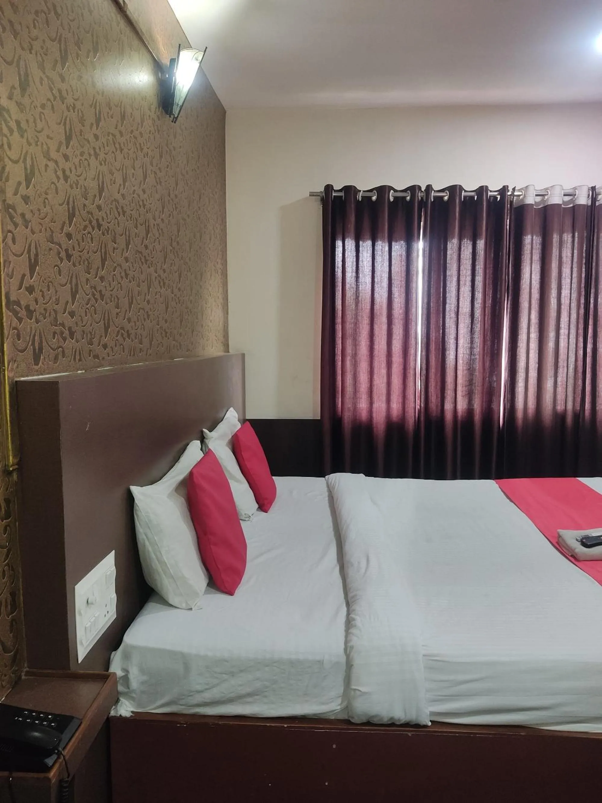 Bed in Holiday Inn Guest House Near Nemcare Hospital