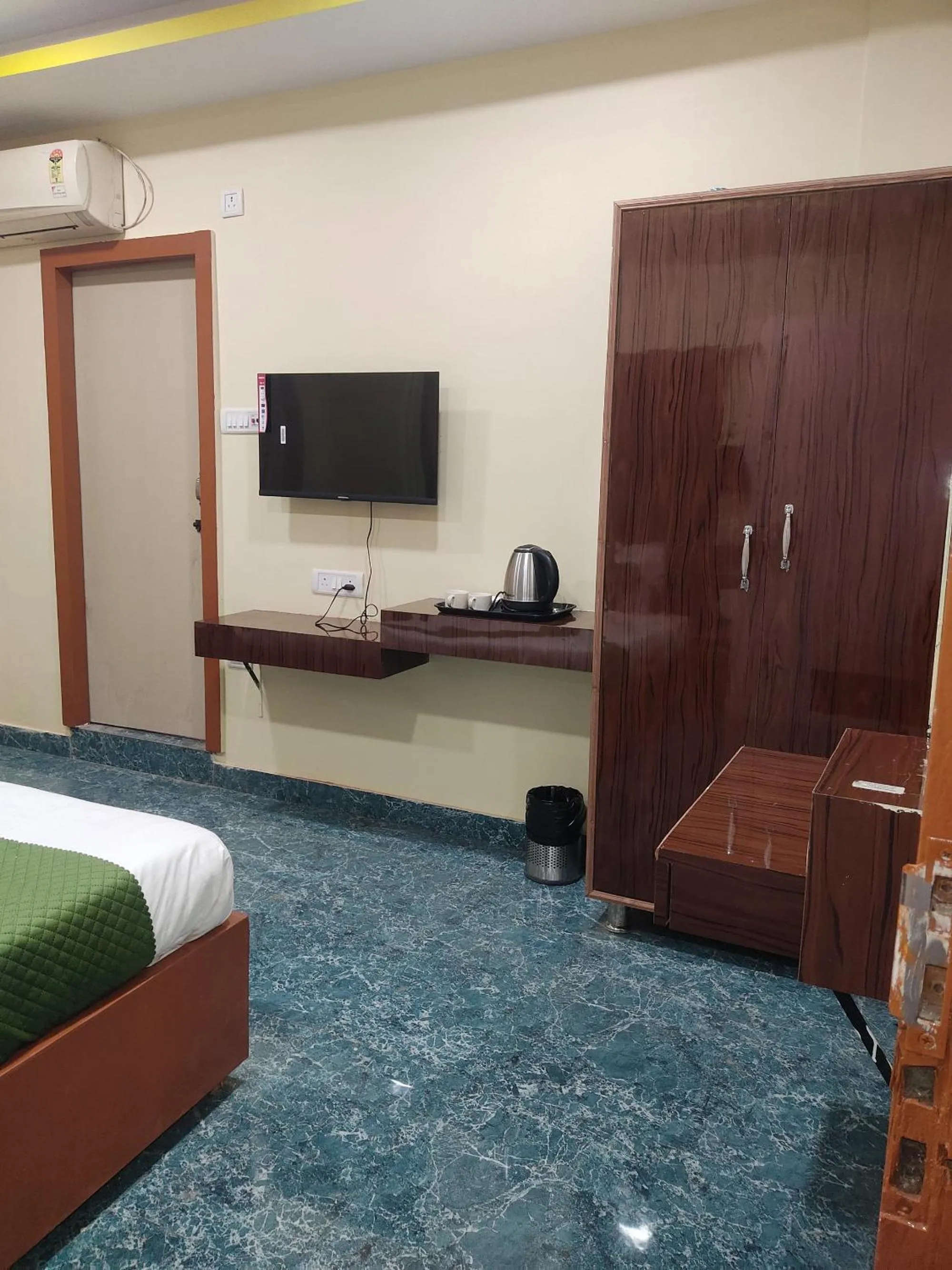 Bed in Holiday Inn Guest House Near Nemcare Hospital
