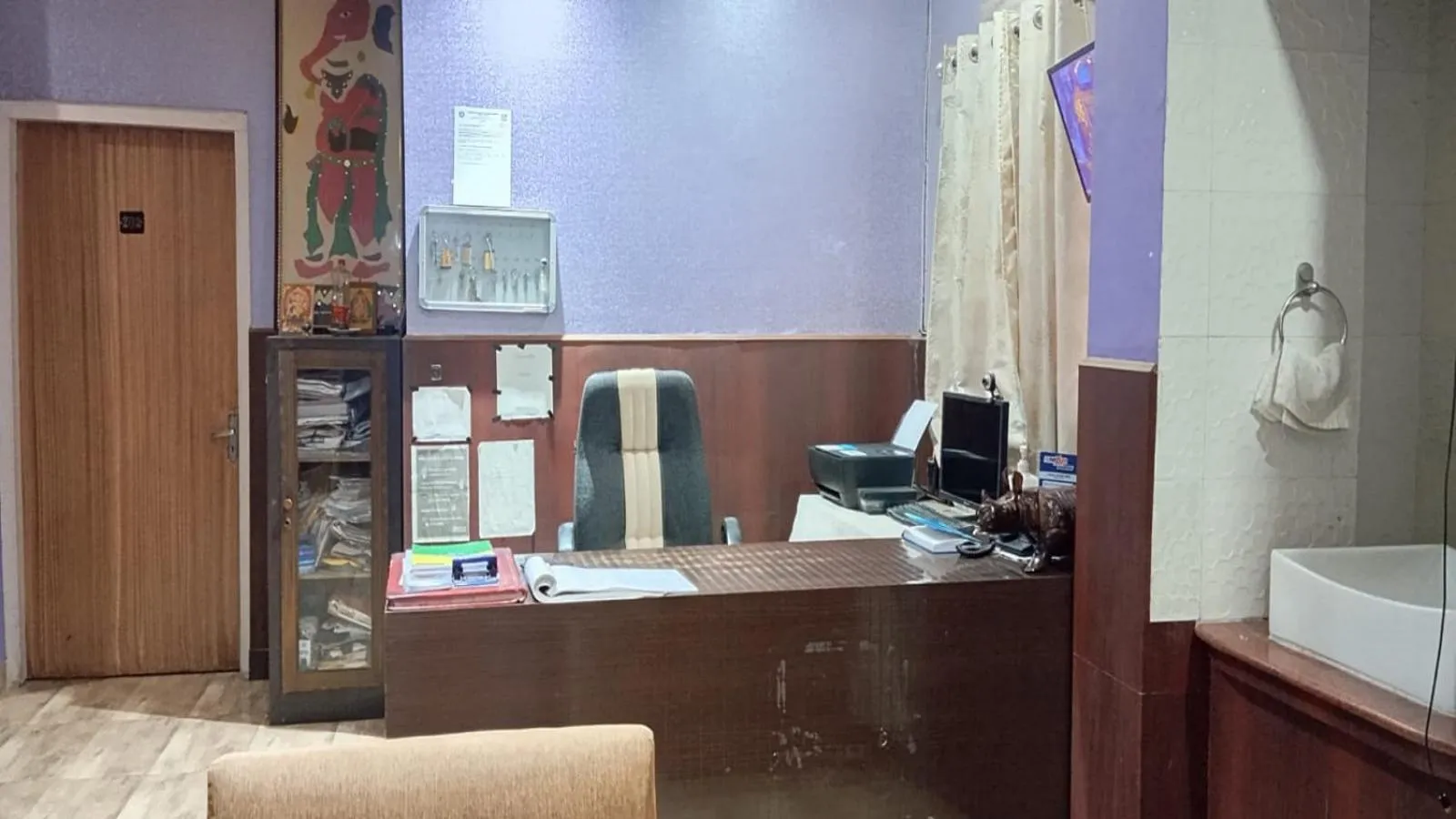 Lobby or reception in Holiday Inn Guest House Near Nemcare Hospital