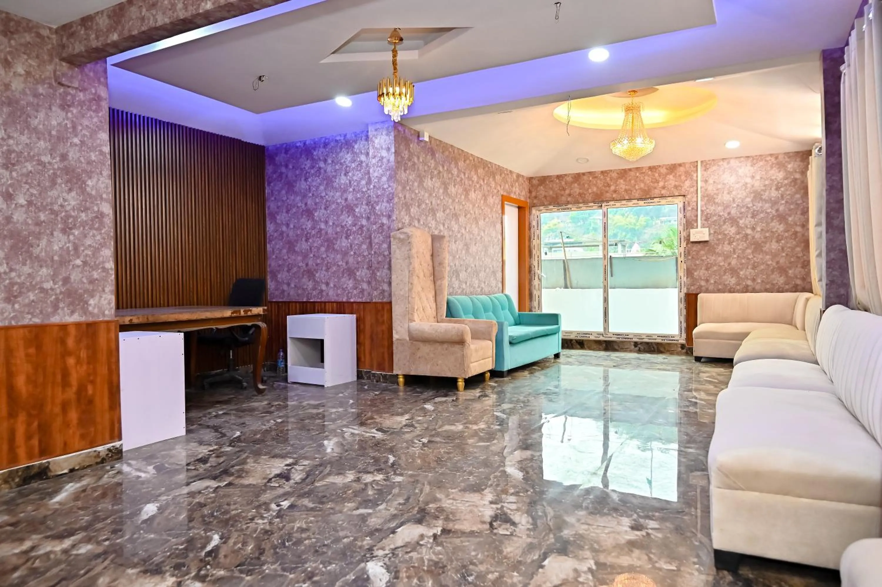 Seating area in Holiday Inn Guest House Near Nemcare Hospital