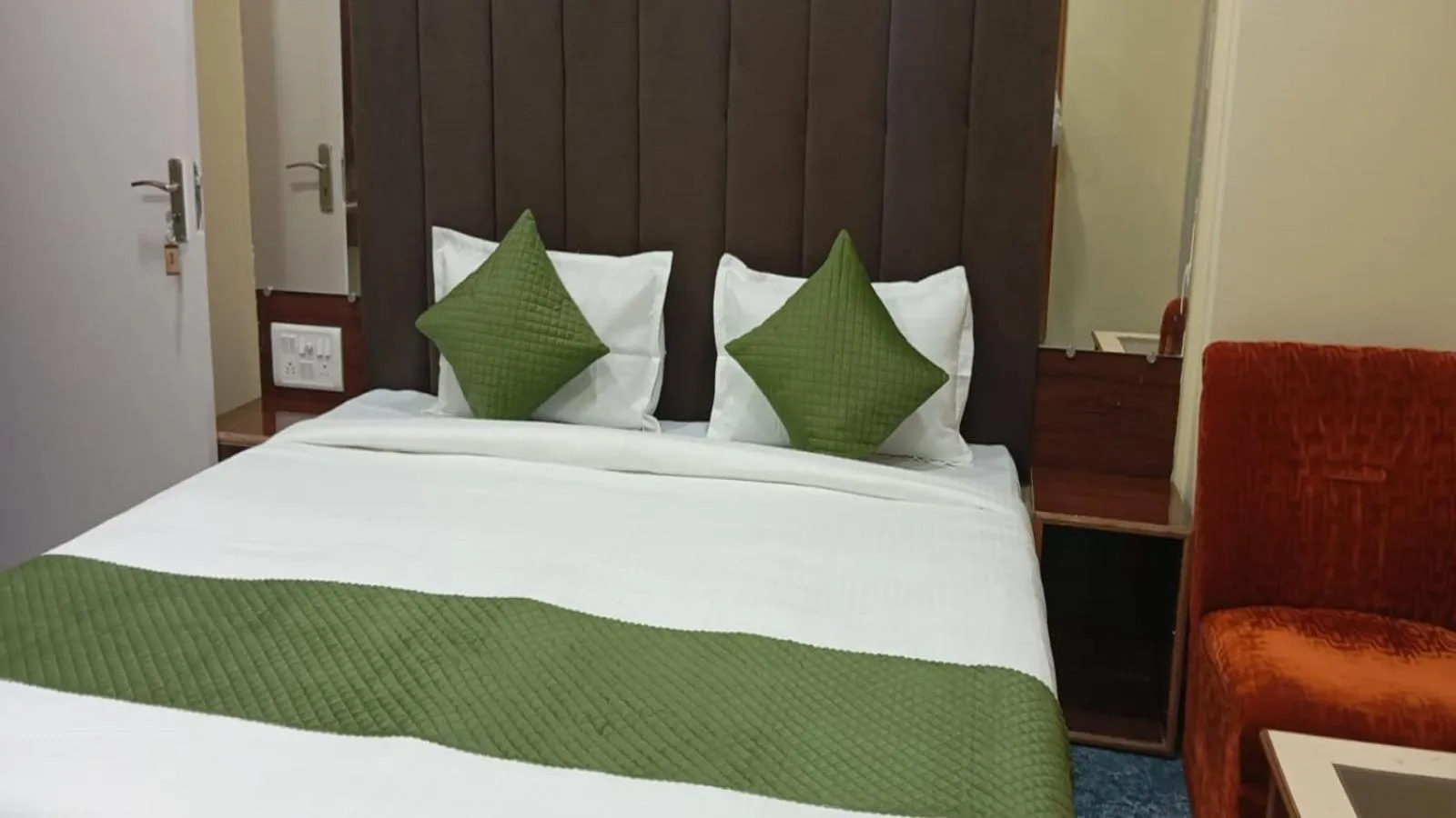 Bed in Holiday Inn Guest House Near Nemcare Hospital