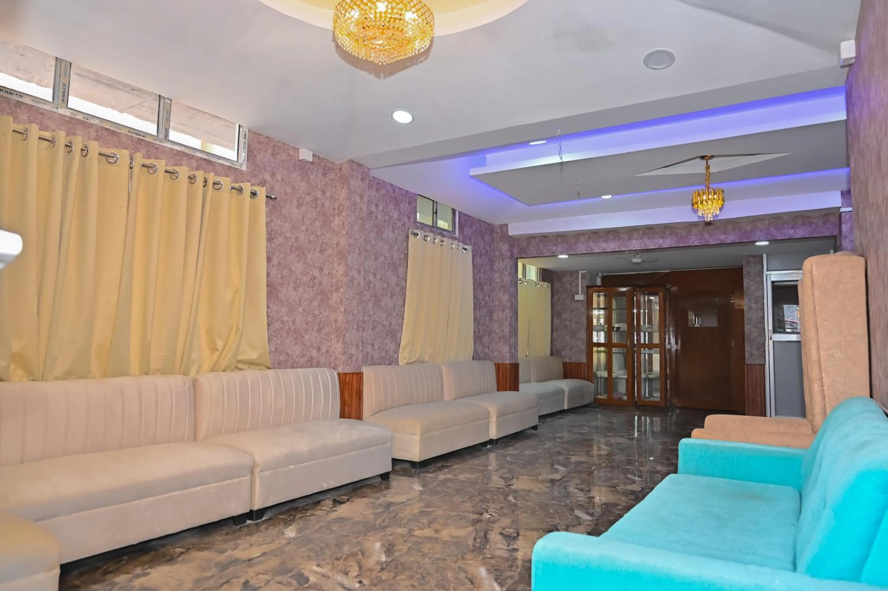 Seating area in Holiday Inn Guest House Near Nemcare Hospital