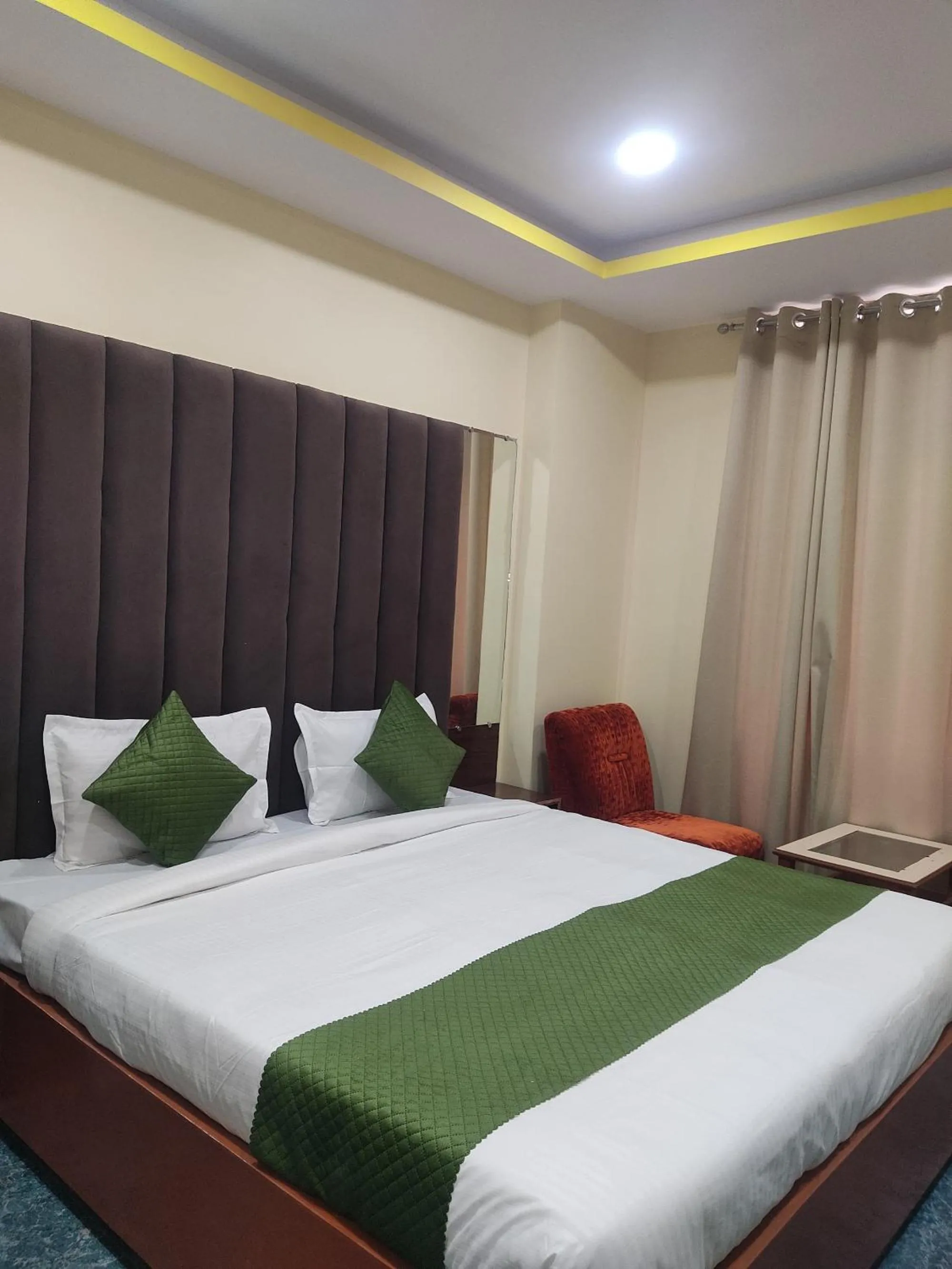 Bed in Holiday Inn Guest House Near Nemcare Hospital