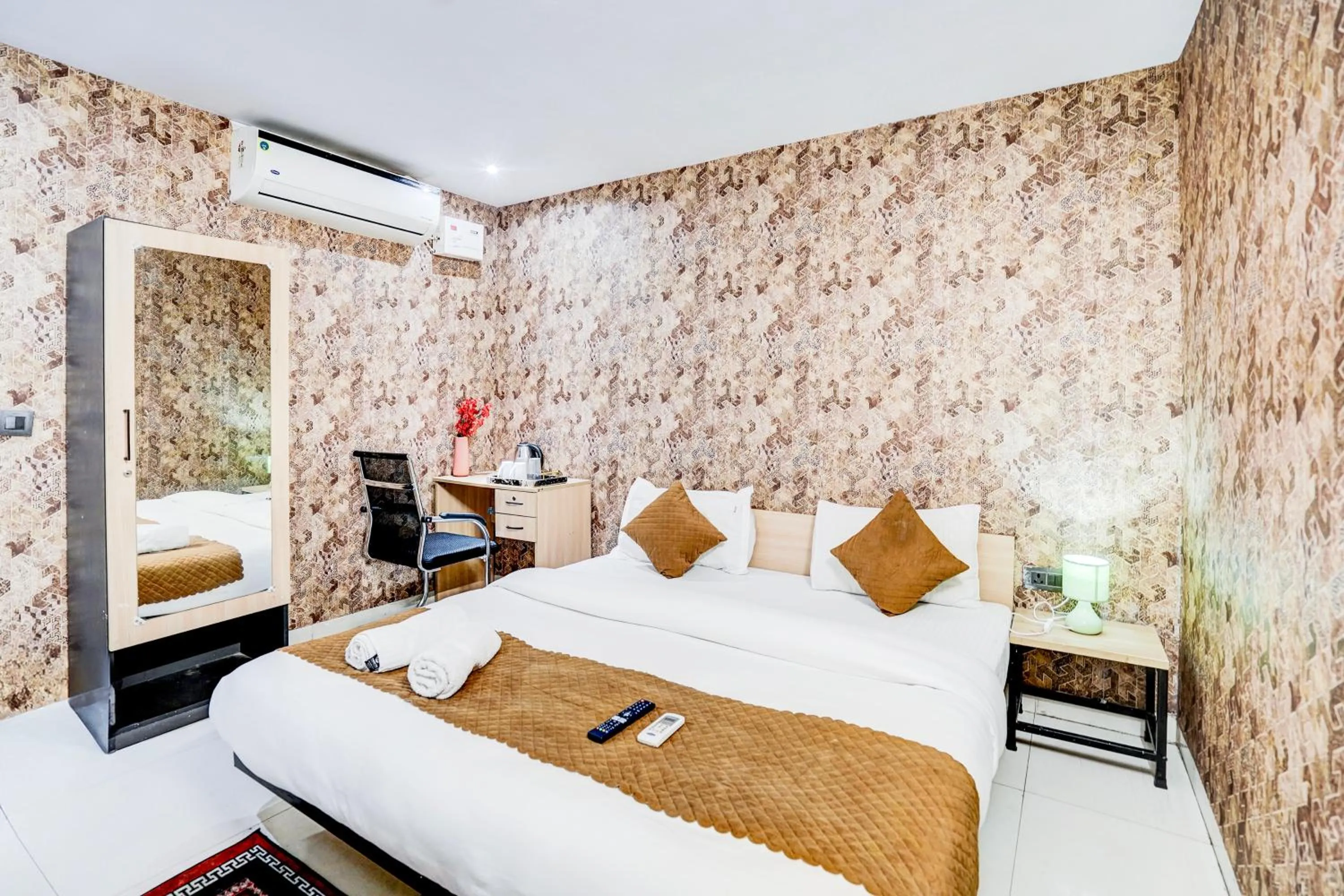 Bed in Kings Court Hotel Pitampura