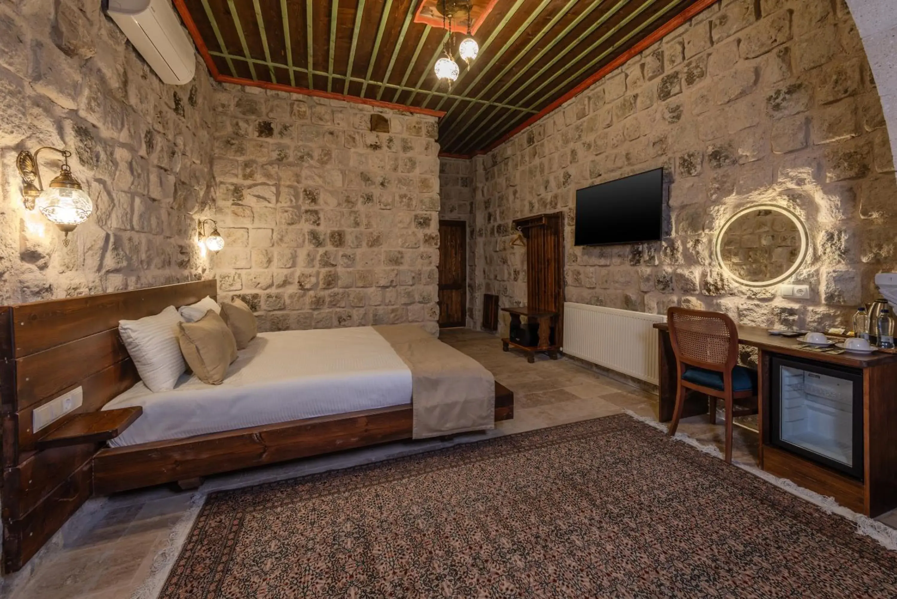 Suite with Hot Tub - single occupancy in Latona Stone Palace Suite with Hot Tub - single occupancy in Latona Stone Palace