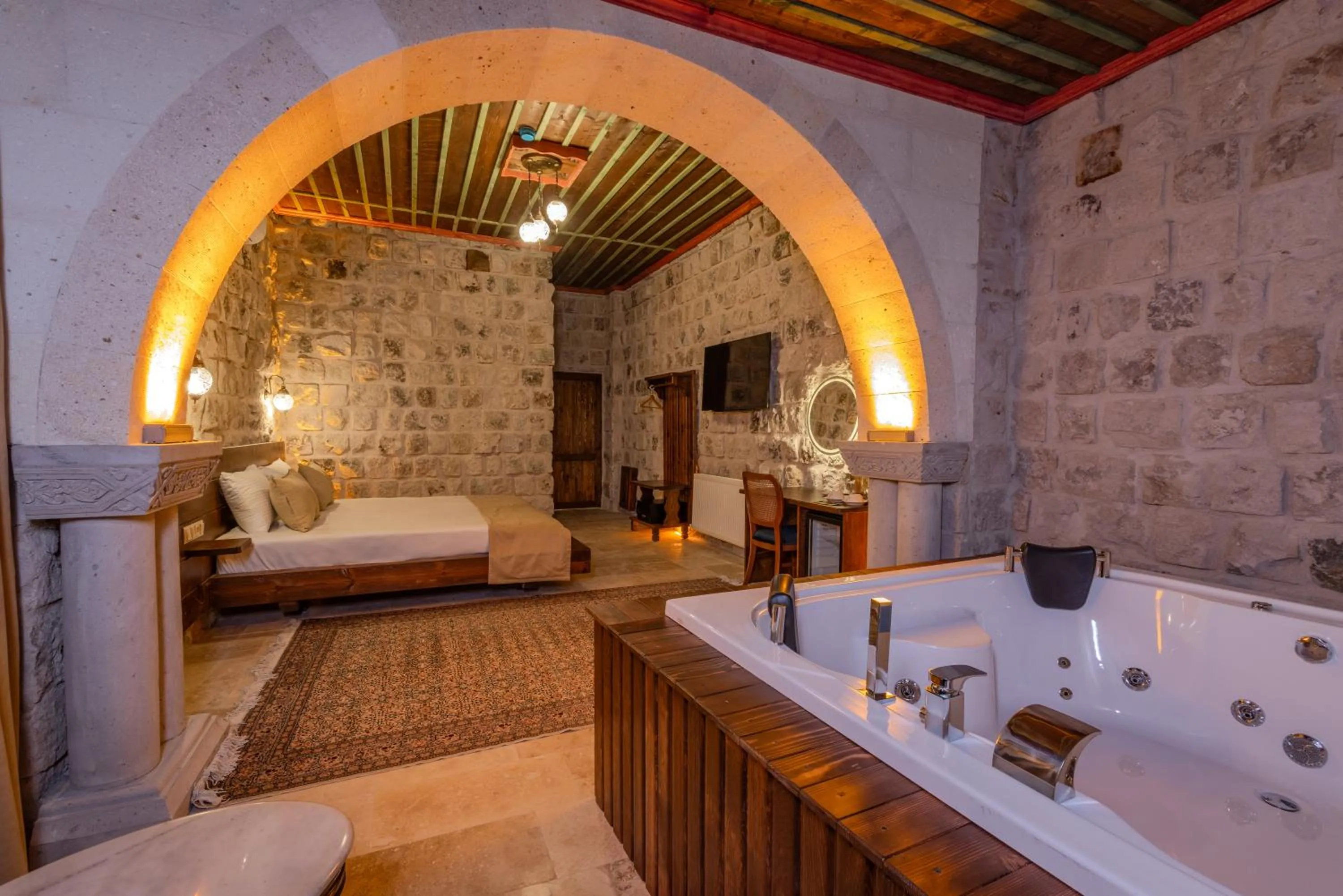 Suite with Hot Tub - single occupancy in Latona Stone Palace