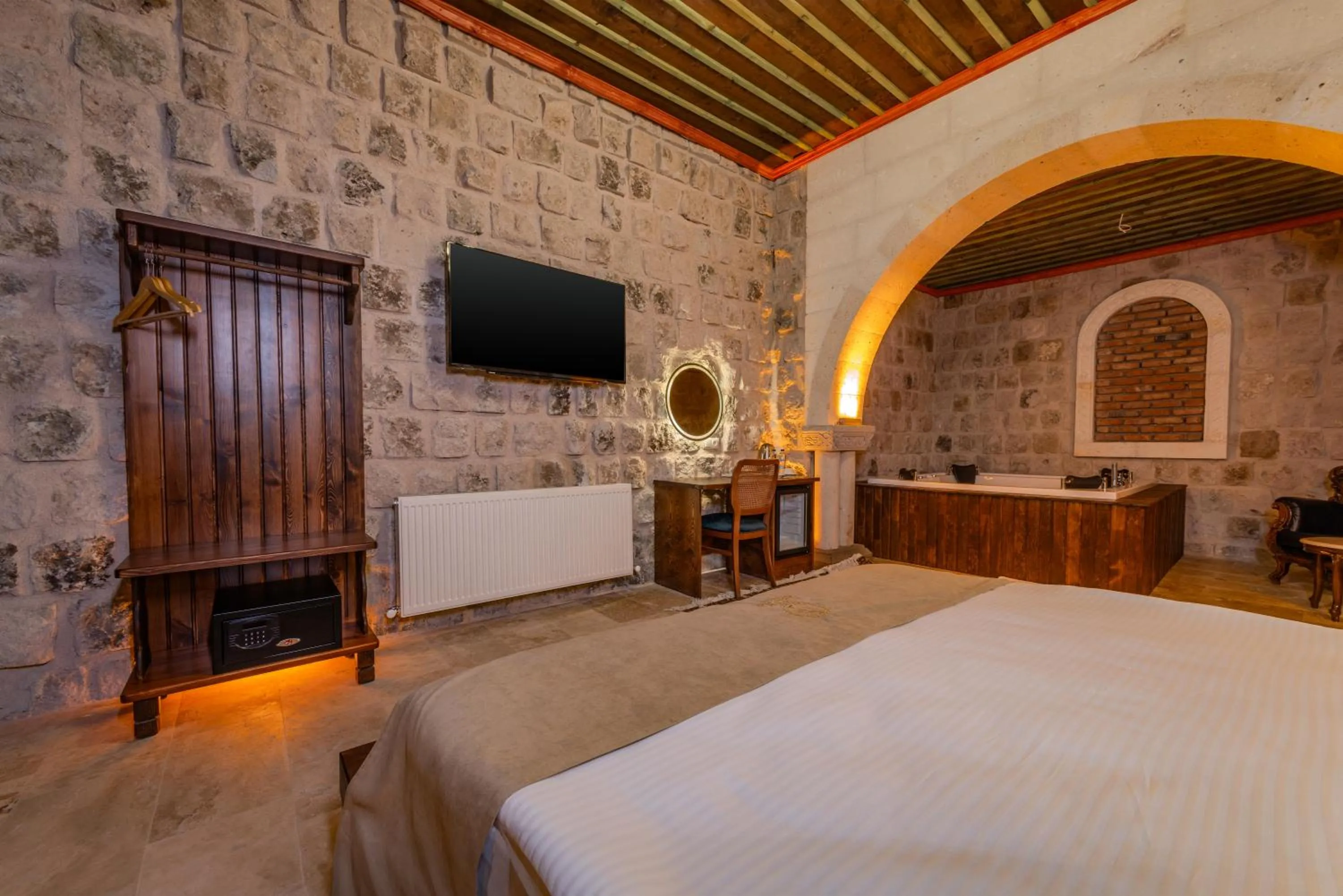 Suite with Hot Tub - single occupancy in Latona Stone Palace
