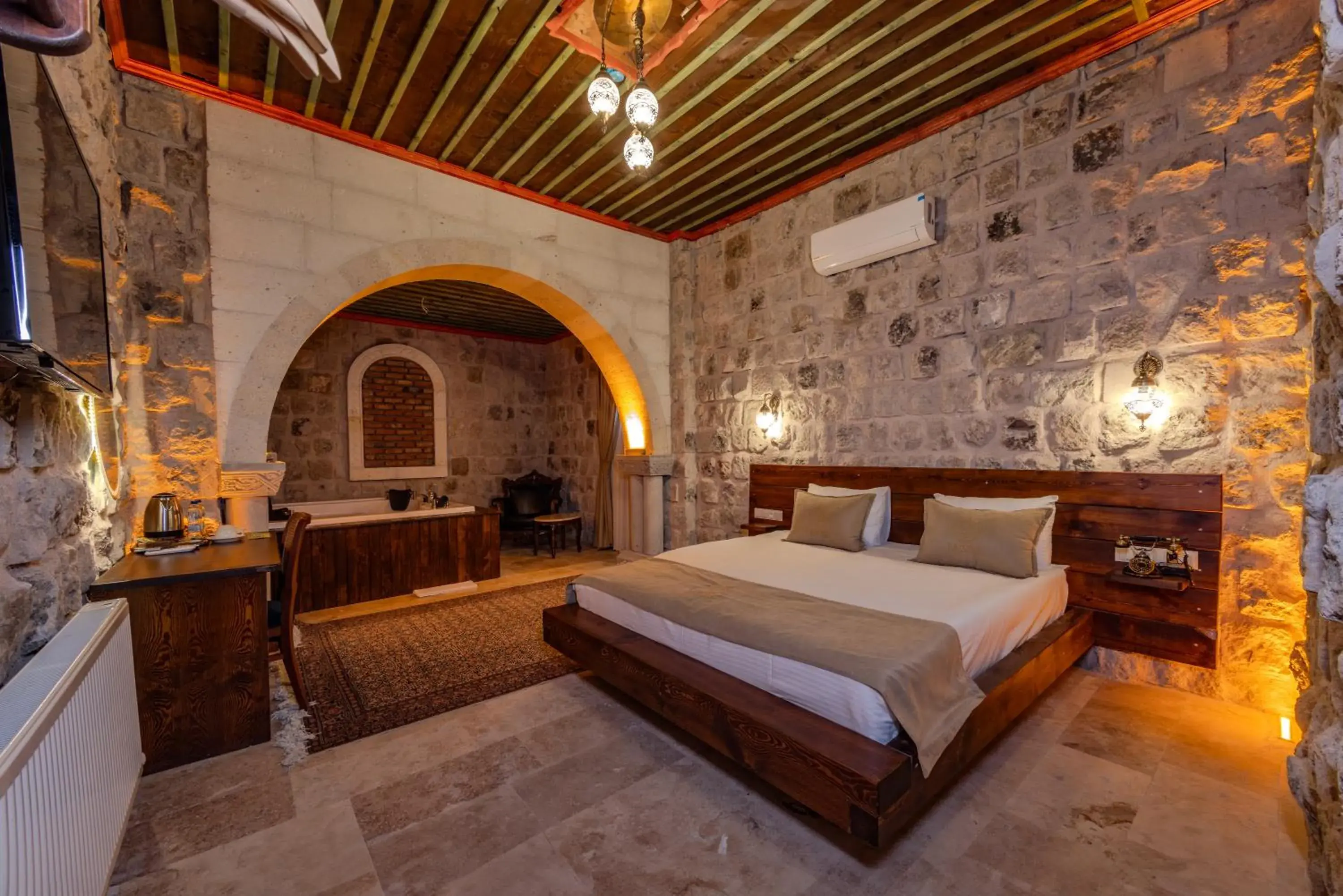 Suite with Hot Tub - single occupancy in Latona Stone Palace Suite with Hot Tub - single occupancy in Latona Stone Palace