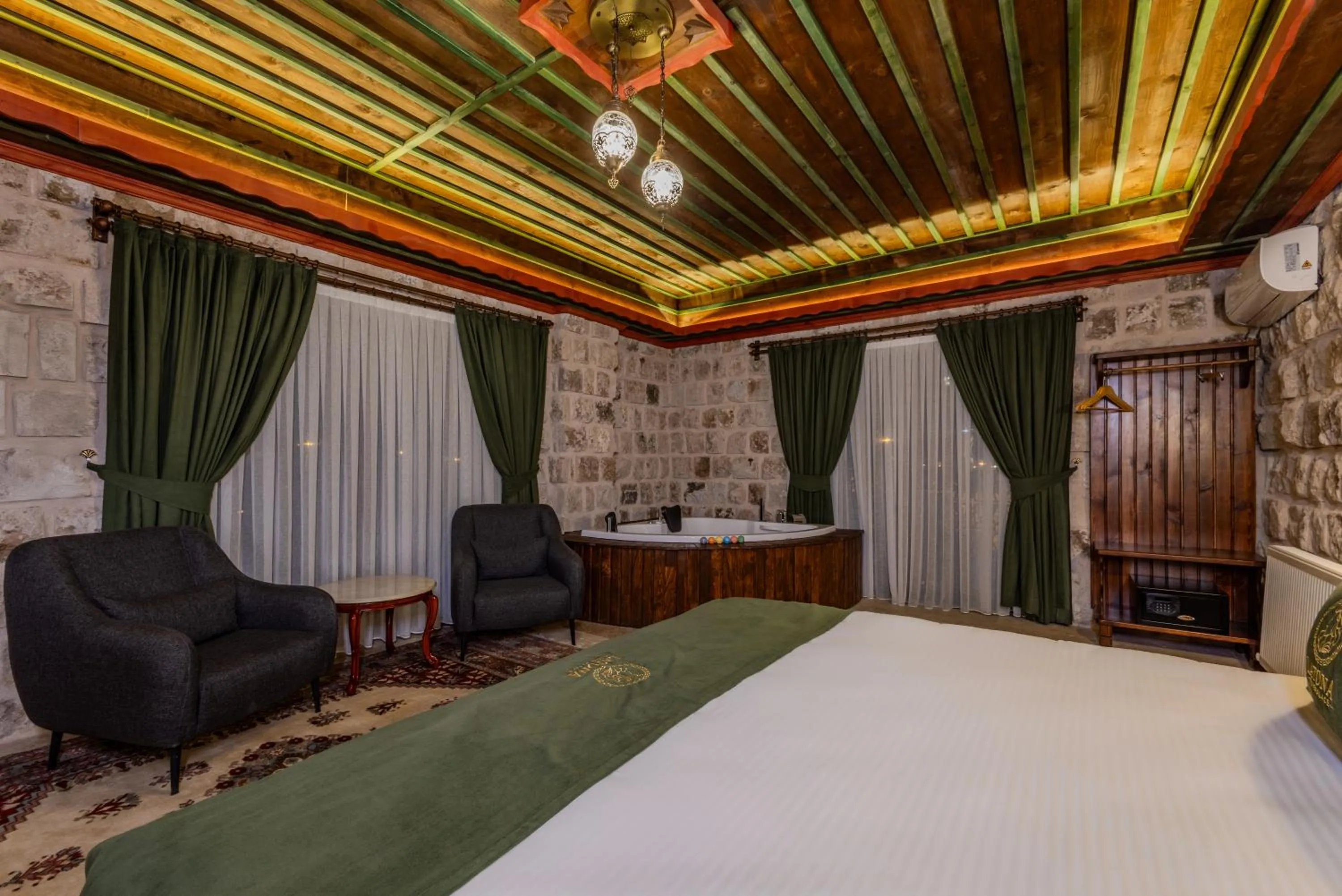 Deluxe Double Room with Bath - single occupancy in Latona Stone Palace