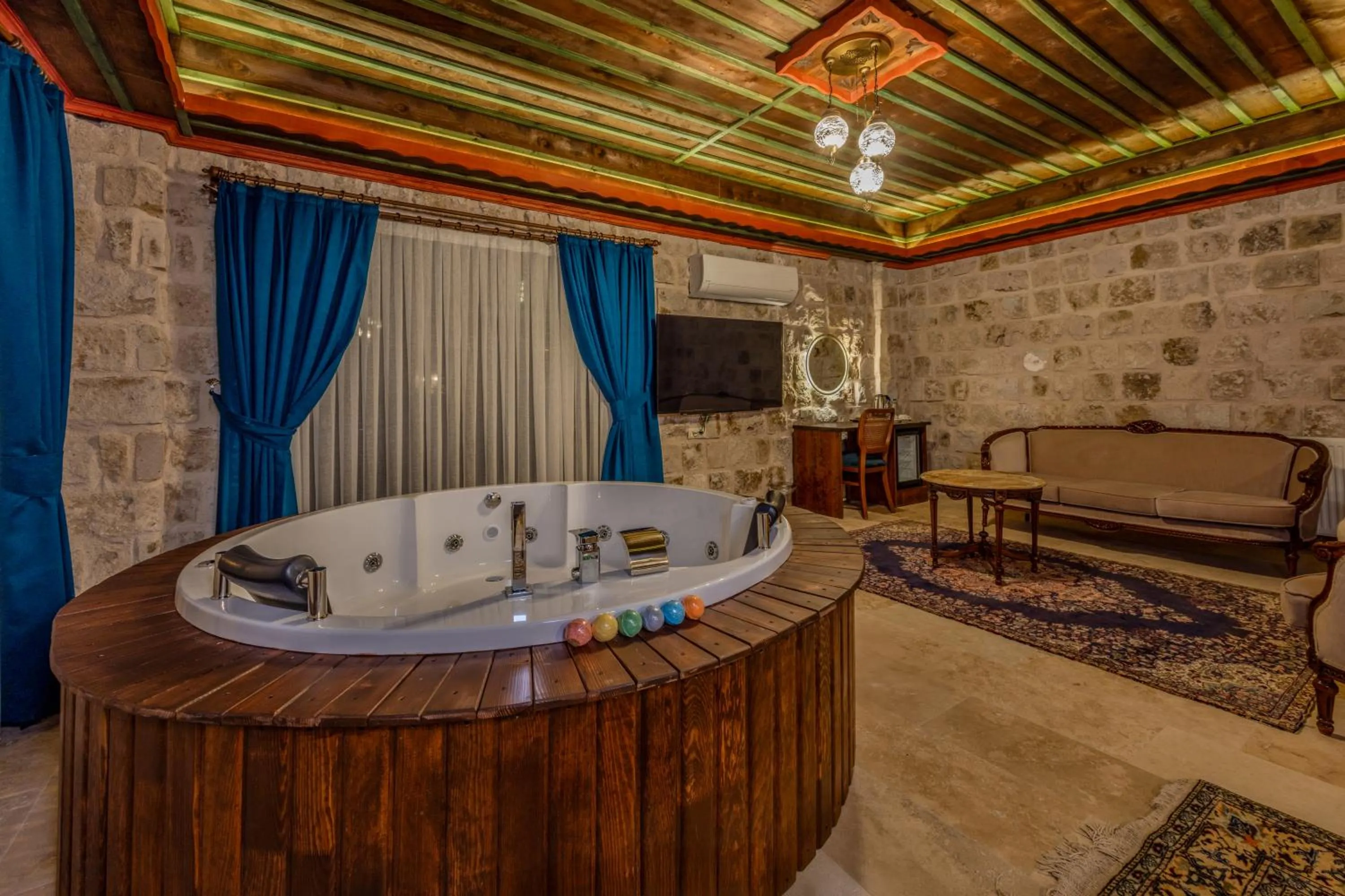 King Suite with Spa Bath - single occupancy in Latona Stone Palace