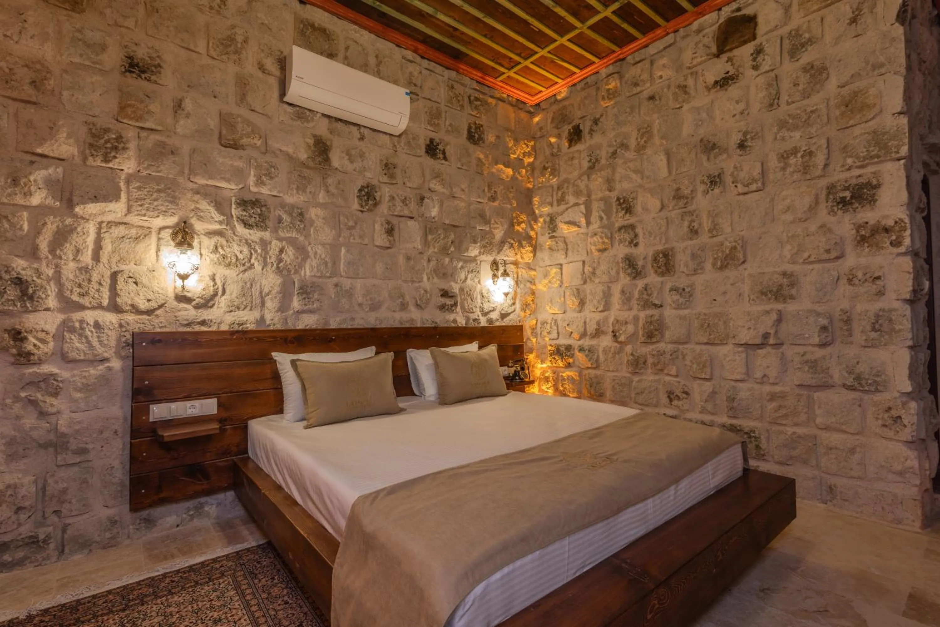 Suite with Hot Tub - single occupancy in Latona Stone Palace